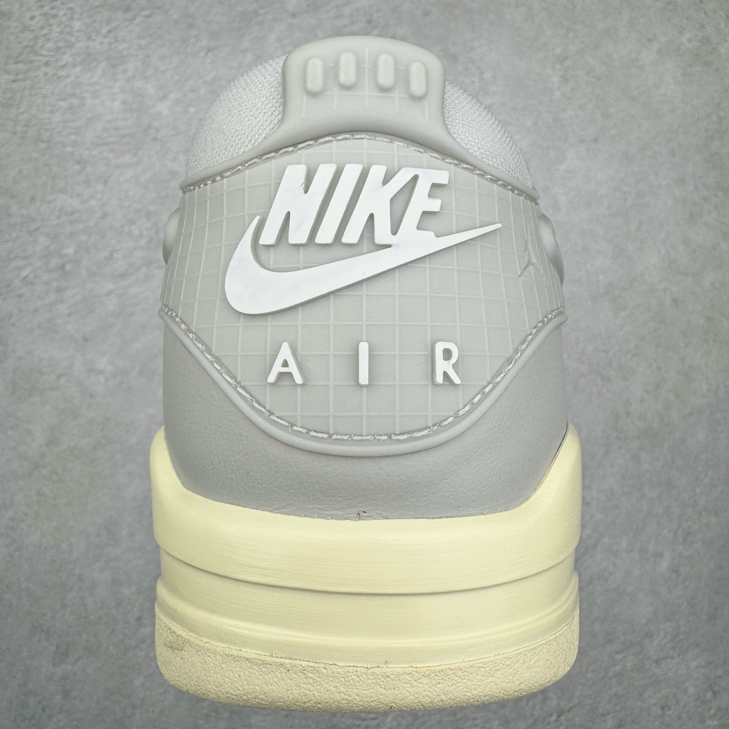 图片[8]-＃KZ纯原 Air Jordan AJ4 RM 重制版低帮复古篮球鞋 灰色 FQ7940-001 亲自操刀耗时半年巨作 全套原纸板楦头开发 确保原汁原味 完美呈现版型 一比一鞋头弧度高度鞋身弧度 原厂TPU 正确内里网布 菱角分明不变形无多余毛边 柔软性质感一致于原鞋 原厂织唛标 原厂飞人电绣工艺 尾指中部跳三针 独家绑鞋带手法 印刷中底布 四线拉帮 米色美纹纸贴合固定 进口港宝加持 后跟自然饱满 全鞋荧光划线卡点 追求极致完美 每一双都是工艺品 多重QC质检 超越公司货的品控标准 实实在在的免检产品 采用了低帮的设计 并保留了众多AJ4的经典元素 鞋身以皮革、麂皮材质拼接打造 AJ4经典的TPU材质延伸至后跟 增强鞋款稳定性 而鞋身侧面的网格设计则被取消 尾部的NIKE AIR标志也得到保留 并同时带有飞人logo 中底部分同样搭载了可视AIR气垫 鞋底采用米白色中底和外底呈现 为整个设计收尾 尺码：36 36.5 37.5 38 38.5 39 40 40.5 41 42 42.5 43 44 44.5 45 46 47.5-选品中心