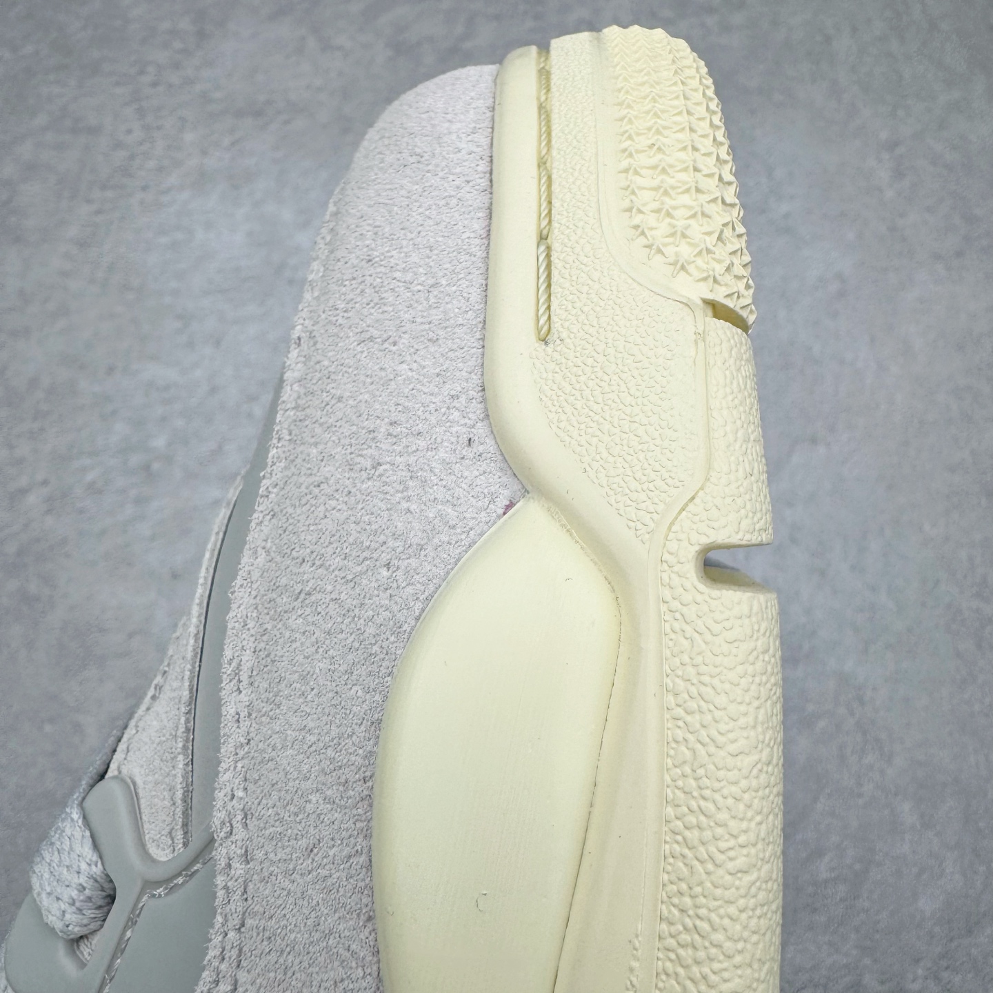 图片[14]-＃KZ纯原 Air Jordan AJ4 RM 重制版低帮复古篮球鞋 灰色 FQ7940-001 亲自操刀耗时半年巨作 全套原纸板楦头开发 确保原汁原味 完美呈现版型 一比一鞋头弧度高度鞋身弧度 原厂TPU 正确内里网布 菱角分明不变形无多余毛边 柔软性质感一致于原鞋 原厂织唛标 原厂飞人电绣工艺 尾指中部跳三针 独家绑鞋带手法 印刷中底布 四线拉帮 米色美纹纸贴合固定 进口港宝加持 后跟自然饱满 全鞋荧光划线卡点 追求极致完美 每一双都是工艺品 多重QC质检 超越公司货的品控标准 实实在在的免检产品 采用了低帮的设计 并保留了众多AJ4的经典元素 鞋身以皮革、麂皮材质拼接打造 AJ4经典的TPU材质延伸至后跟 增强鞋款稳定性 而鞋身侧面的网格设计则被取消 尾部的NIKE AIR标志也得到保留 并同时带有飞人logo 中底部分同样搭载了可视AIR气垫 鞋底采用米白色中底和外底呈现 为整个设计收尾 尺码：36 36.5 37.5 38 38.5 39 40 40.5 41 42 42.5 43 44 44.5 45 46 47.5-选品中心