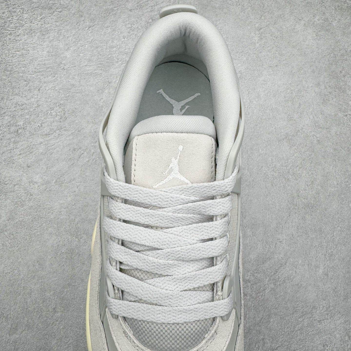 图片[5]-＃KZ纯原 Air Jordan AJ4 RM 重制版低帮复古篮球鞋 灰色 FQ7940-001 亲自操刀耗时半年巨作 全套原纸板楦头开发 确保原汁原味 完美呈现版型 一比一鞋头弧度高度鞋身弧度 原厂TPU 正确内里网布 菱角分明不变形无多余毛边 柔软性质感一致于原鞋 原厂织唛标 原厂飞人电绣工艺 尾指中部跳三针 独家绑鞋带手法 印刷中底布 四线拉帮 米色美纹纸贴合固定 进口港宝加持 后跟自然饱满 全鞋荧光划线卡点 追求极致完美 每一双都是工艺品 多重QC质检 超越公司货的品控标准 实实在在的免检产品 采用了低帮的设计 并保留了众多AJ4的经典元素 鞋身以皮革、麂皮材质拼接打造 AJ4经典的TPU材质延伸至后跟 增强鞋款稳定性 而鞋身侧面的网格设计则被取消 尾部的NIKE AIR标志也得到保留 并同时带有飞人logo 中底部分同样搭载了可视AIR气垫 鞋底采用米白色中底和外底呈现 为整个设计收尾 尺码：36 36.5 37.5 38 38.5 39 40 40.5 41 42 42.5 43 44 44.5 45 46 47.5-选品中心