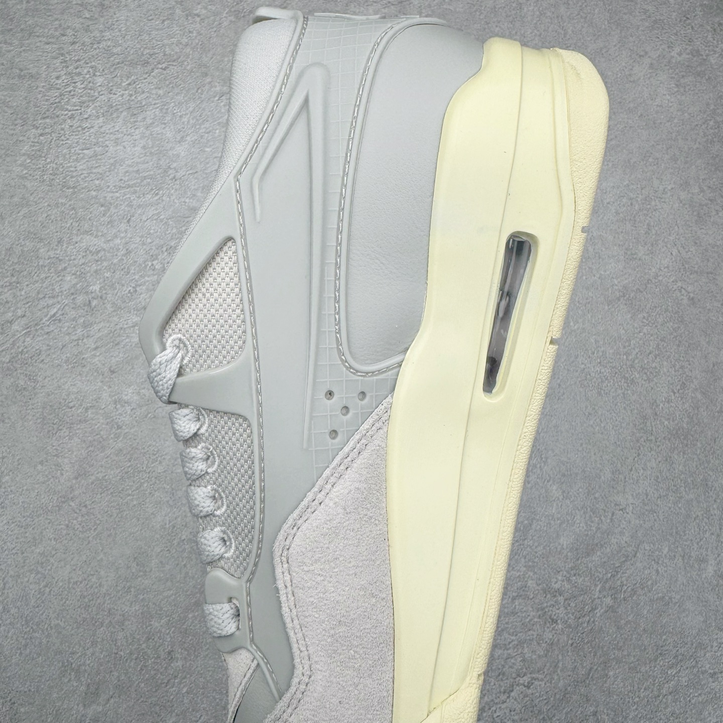 图片[7]-＃KZ纯原 Air Jordan AJ4 RM 重制版低帮复古篮球鞋 灰色 FQ7940-001 亲自操刀耗时半年巨作 全套原纸板楦头开发 确保原汁原味 完美呈现版型 一比一鞋头弧度高度鞋身弧度 原厂TPU 正确内里网布 菱角分明不变形无多余毛边 柔软性质感一致于原鞋 原厂织唛标 原厂飞人电绣工艺 尾指中部跳三针 独家绑鞋带手法 印刷中底布 四线拉帮 米色美纹纸贴合固定 进口港宝加持 后跟自然饱满 全鞋荧光划线卡点 追求极致完美 每一双都是工艺品 多重QC质检 超越公司货的品控标准 实实在在的免检产品 采用了低帮的设计 并保留了众多AJ4的经典元素 鞋身以皮革、麂皮材质拼接打造 AJ4经典的TPU材质延伸至后跟 增强鞋款稳定性 而鞋身侧面的网格设计则被取消 尾部的NIKE AIR标志也得到保留 并同时带有飞人logo 中底部分同样搭载了可视AIR气垫 鞋底采用米白色中底和外底呈现 为整个设计收尾 尺码：36 36.5 37.5 38 38.5 39 40 40.5 41 42 42.5 43 44 44.5 45 46 47.5-选品中心