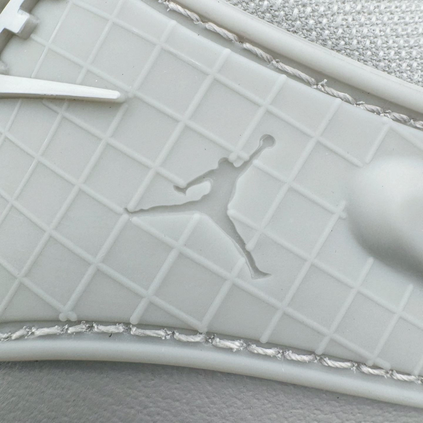 图片[17]-＃KZ纯原 Air Jordan AJ4 RM 重制版低帮复古篮球鞋 灰色 FQ7940-001 亲自操刀耗时半年巨作 全套原纸板楦头开发 确保原汁原味 完美呈现版型 一比一鞋头弧度高度鞋身弧度 原厂TPU 正确内里网布 菱角分明不变形无多余毛边 柔软性质感一致于原鞋 原厂织唛标 原厂飞人电绣工艺 尾指中部跳三针 独家绑鞋带手法 印刷中底布 四线拉帮 米色美纹纸贴合固定 进口港宝加持 后跟自然饱满 全鞋荧光划线卡点 追求极致完美 每一双都是工艺品 多重QC质检 超越公司货的品控标准 实实在在的免检产品 采用了低帮的设计 并保留了众多AJ4的经典元素 鞋身以皮革、麂皮材质拼接打造 AJ4经典的TPU材质延伸至后跟 增强鞋款稳定性 而鞋身侧面的网格设计则被取消 尾部的NIKE AIR标志也得到保留 并同时带有飞人logo 中底部分同样搭载了可视AIR气垫 鞋底采用米白色中底和外底呈现 为整个设计收尾 尺码：36 36.5 37.5 38 38.5 39 40 40.5 41 42 42.5 43 44 44.5 45 46 47.5-选品中心