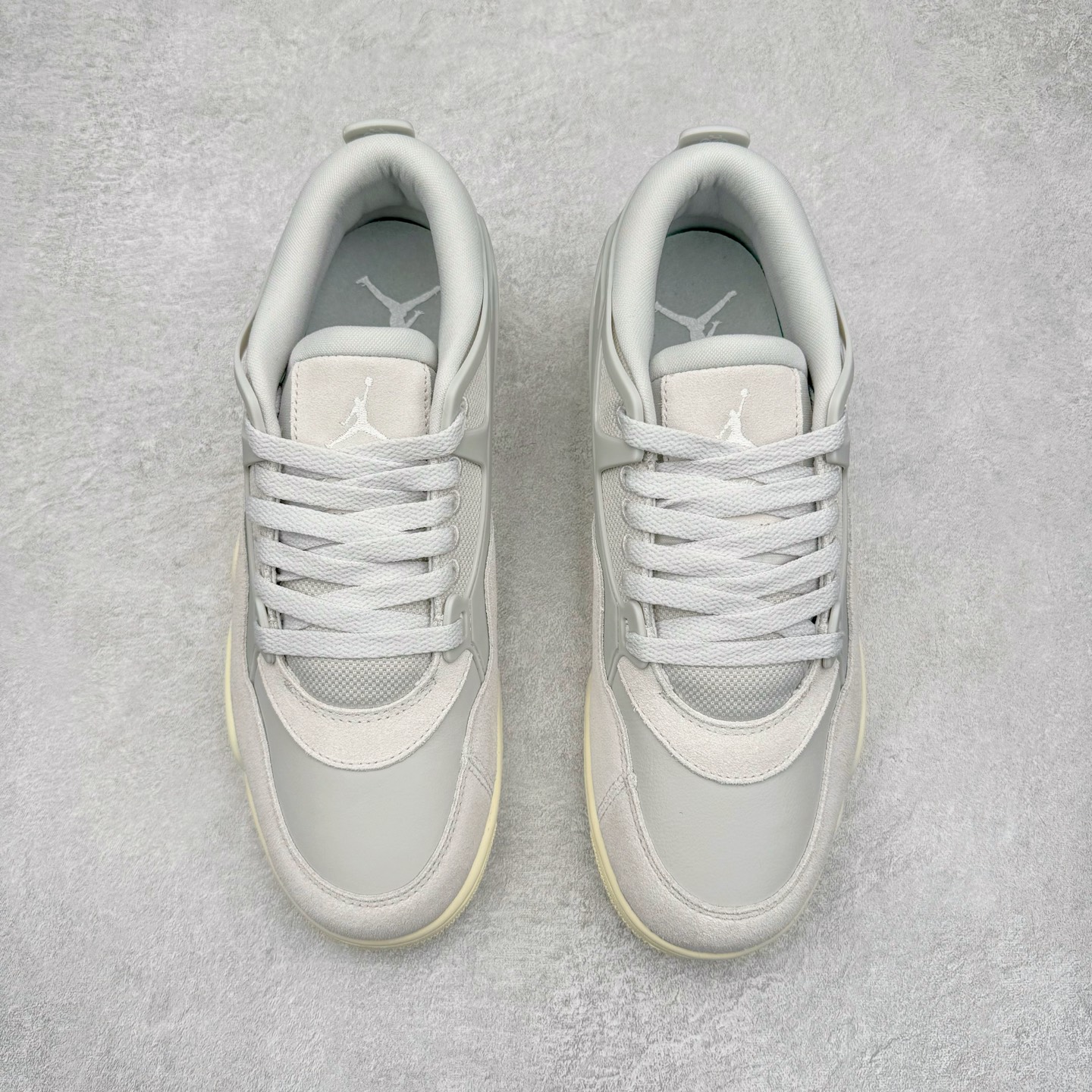 图片[2]-＃KZ纯原 Air Jordan AJ4 RM 重制版低帮复古篮球鞋 灰色 FQ7940-001 亲自操刀耗时半年巨作 全套原纸板楦头开发 确保原汁原味 完美呈现版型 一比一鞋头弧度高度鞋身弧度 原厂TPU 正确内里网布 菱角分明不变形无多余毛边 柔软性质感一致于原鞋 原厂织唛标 原厂飞人电绣工艺 尾指中部跳三针 独家绑鞋带手法 印刷中底布 四线拉帮 米色美纹纸贴合固定 进口港宝加持 后跟自然饱满 全鞋荧光划线卡点 追求极致完美 每一双都是工艺品 多重QC质检 超越公司货的品控标准 实实在在的免检产品 采用了低帮的设计 并保留了众多AJ4的经典元素 鞋身以皮革、麂皮材质拼接打造 AJ4经典的TPU材质延伸至后跟 增强鞋款稳定性 而鞋身侧面的网格设计则被取消 尾部的NIKE AIR标志也得到保留 并同时带有飞人logo 中底部分同样搭载了可视AIR气垫 鞋底采用米白色中底和外底呈现 为整个设计收尾 尺码：36 36.5 37.5 38 38.5 39 40 40.5 41 42 42.5 43 44 44.5 45 46 47.5-选品中心