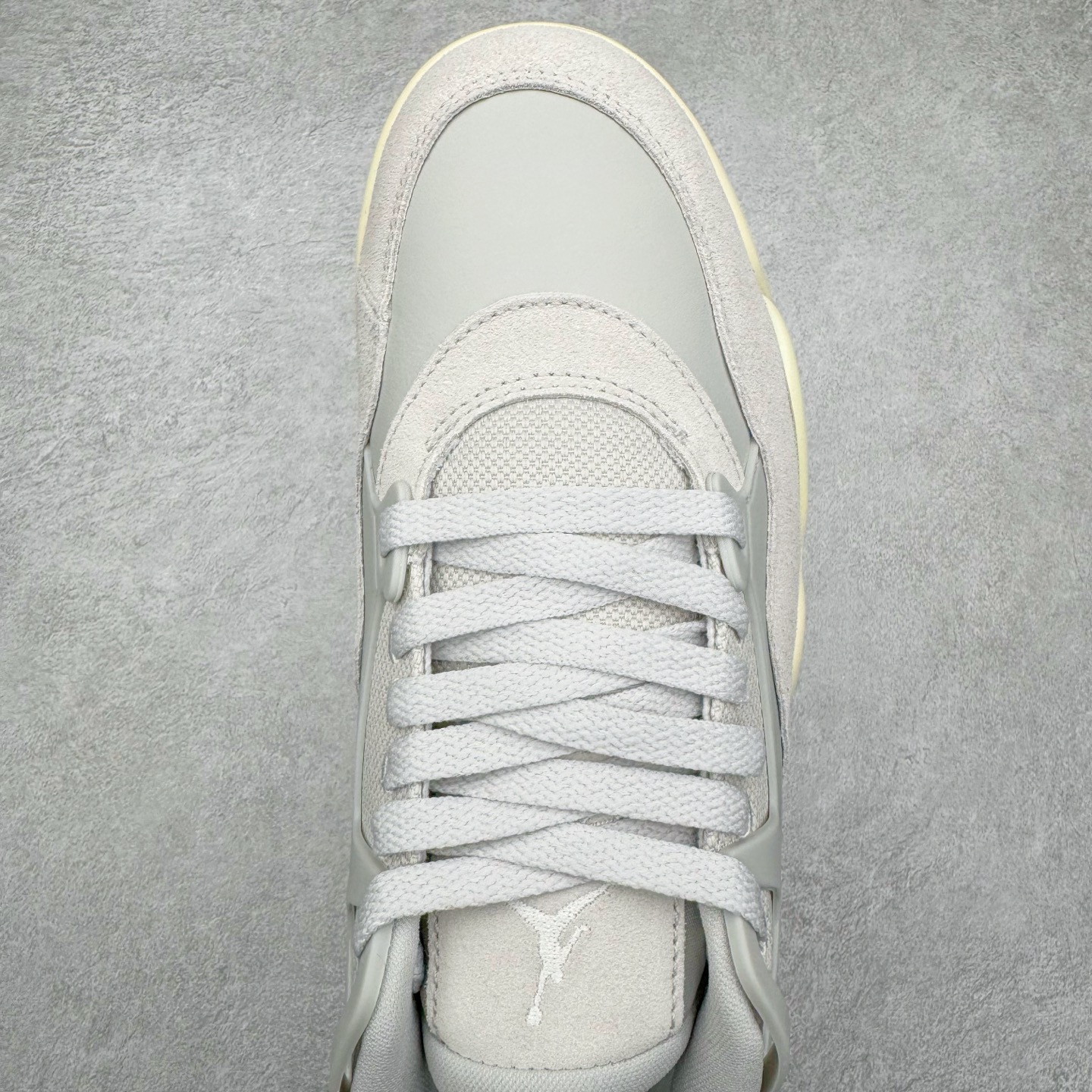 图片[4]-＃KZ纯原 Air Jordan AJ4 RM 重制版低帮复古篮球鞋 灰色 FQ7940-001 亲自操刀耗时半年巨作 全套原纸板楦头开发 确保原汁原味 完美呈现版型 一比一鞋头弧度高度鞋身弧度 原厂TPU 正确内里网布 菱角分明不变形无多余毛边 柔软性质感一致于原鞋 原厂织唛标 原厂飞人电绣工艺 尾指中部跳三针 独家绑鞋带手法 印刷中底布 四线拉帮 米色美纹纸贴合固定 进口港宝加持 后跟自然饱满 全鞋荧光划线卡点 追求极致完美 每一双都是工艺品 多重QC质检 超越公司货的品控标准 实实在在的免检产品 采用了低帮的设计 并保留了众多AJ4的经典元素 鞋身以皮革、麂皮材质拼接打造 AJ4经典的TPU材质延伸至后跟 增强鞋款稳定性 而鞋身侧面的网格设计则被取消 尾部的NIKE AIR标志也得到保留 并同时带有飞人logo 中底部分同样搭载了可视AIR气垫 鞋底采用米白色中底和外底呈现 为整个设计收尾 尺码：36 36.5 37.5 38 38.5 39 40 40.5 41 42 42.5 43 44 44.5 45 46 47.5-选品中心