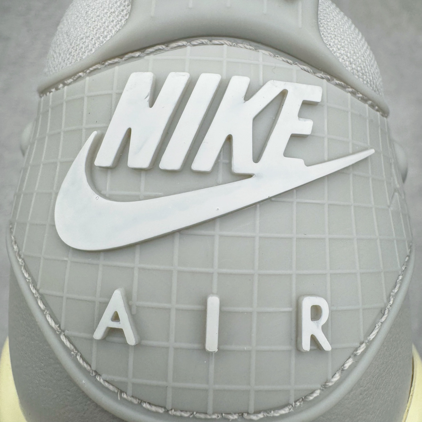 图片[16]-＃KZ纯原 Air Jordan AJ4 RM 重制版低帮复古篮球鞋 灰色 FQ7940-001 亲自操刀耗时半年巨作 全套原纸板楦头开发 确保原汁原味 完美呈现版型 一比一鞋头弧度高度鞋身弧度 原厂TPU 正确内里网布 菱角分明不变形无多余毛边 柔软性质感一致于原鞋 原厂织唛标 原厂飞人电绣工艺 尾指中部跳三针 独家绑鞋带手法 印刷中底布 四线拉帮 米色美纹纸贴合固定 进口港宝加持 后跟自然饱满 全鞋荧光划线卡点 追求极致完美 每一双都是工艺品 多重QC质检 超越公司货的品控标准 实实在在的免检产品 采用了低帮的设计 并保留了众多AJ4的经典元素 鞋身以皮革、麂皮材质拼接打造 AJ4经典的TPU材质延伸至后跟 增强鞋款稳定性 而鞋身侧面的网格设计则被取消 尾部的NIKE AIR标志也得到保留 并同时带有飞人logo 中底部分同样搭载了可视AIR气垫 鞋底采用米白色中底和外底呈现 为整个设计收尾 尺码：36 36.5 37.5 38 38.5 39 40 40.5 41 42 42.5 43 44 44.5 45 46 47.5-选品中心