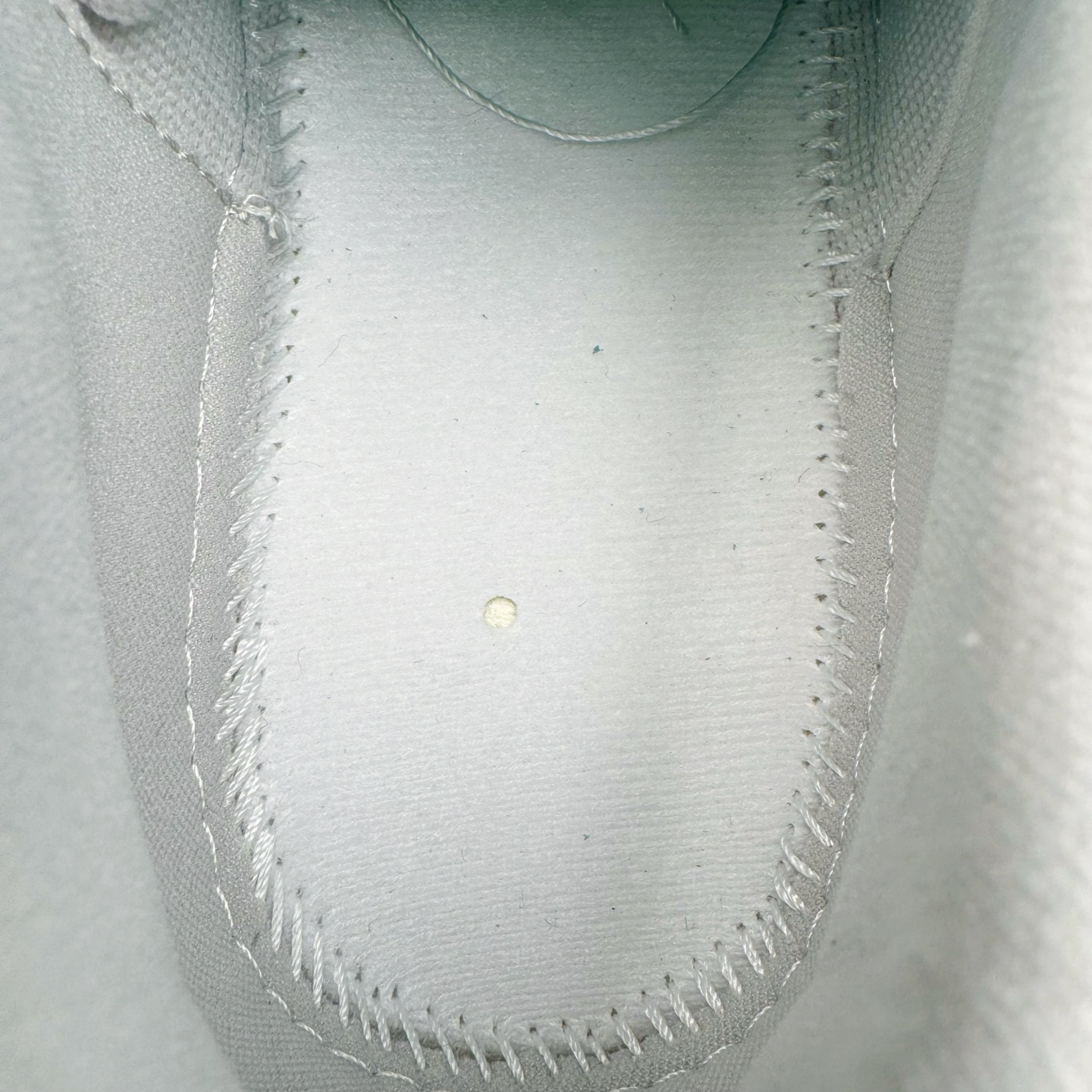 图片[10]-＃KZ纯原 Air Jordan AJ4 RM 重制版低帮复古篮球鞋 灰色 FQ7940-001 亲自操刀耗时半年巨作 全套原纸板楦头开发 确保原汁原味 完美呈现版型 一比一鞋头弧度高度鞋身弧度 原厂TPU 正确内里网布 菱角分明不变形无多余毛边 柔软性质感一致于原鞋 原厂织唛标 原厂飞人电绣工艺 尾指中部跳三针 独家绑鞋带手法 印刷中底布 四线拉帮 米色美纹纸贴合固定 进口港宝加持 后跟自然饱满 全鞋荧光划线卡点 追求极致完美 每一双都是工艺品 多重QC质检 超越公司货的品控标准 实实在在的免检产品 采用了低帮的设计 并保留了众多AJ4的经典元素 鞋身以皮革、麂皮材质拼接打造 AJ4经典的TPU材质延伸至后跟 增强鞋款稳定性 而鞋身侧面的网格设计则被取消 尾部的NIKE AIR标志也得到保留 并同时带有飞人logo 中底部分同样搭载了可视AIR气垫 鞋底采用米白色中底和外底呈现 为整个设计收尾 尺码：36 36.5 37.5 38 38.5 39 40 40.5 41 42 42.5 43 44 44.5 45 46 47.5-选品中心