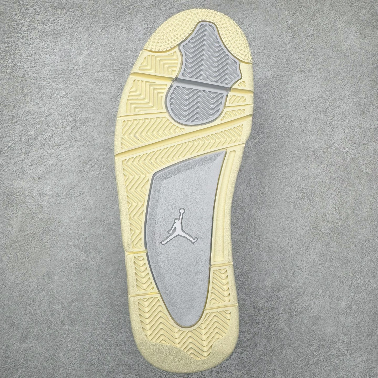 图片[9]-＃KZ纯原 Air Jordan AJ4 RM 重制版低帮复古篮球鞋 灰色 FQ7940-001 亲自操刀耗时半年巨作 全套原纸板楦头开发 确保原汁原味 完美呈现版型 一比一鞋头弧度高度鞋身弧度 原厂TPU 正确内里网布 菱角分明不变形无多余毛边 柔软性质感一致于原鞋 原厂织唛标 原厂飞人电绣工艺 尾指中部跳三针 独家绑鞋带手法 印刷中底布 四线拉帮 米色美纹纸贴合固定 进口港宝加持 后跟自然饱满 全鞋荧光划线卡点 追求极致完美 每一双都是工艺品 多重QC质检 超越公司货的品控标准 实实在在的免检产品 采用了低帮的设计 并保留了众多AJ4的经典元素 鞋身以皮革、麂皮材质拼接打造 AJ4经典的TPU材质延伸至后跟 增强鞋款稳定性 而鞋身侧面的网格设计则被取消 尾部的NIKE AIR标志也得到保留 并同时带有飞人logo 中底部分同样搭载了可视AIR气垫 鞋底采用米白色中底和外底呈现 为整个设计收尾 尺码：36 36.5 37.5 38 38.5 39 40 40.5 41 42 42.5 43 44 44.5 45 46 47.5-选品中心