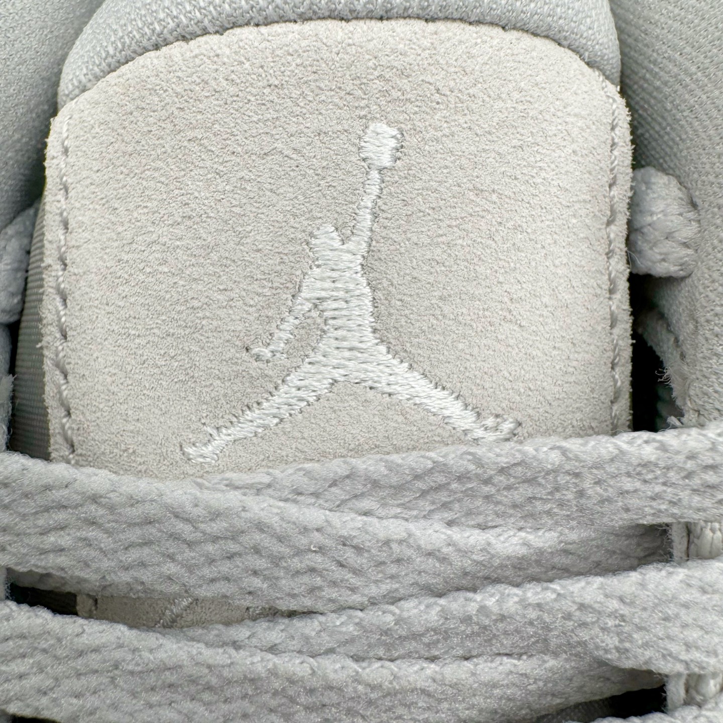 图片[13]-＃KZ纯原 Air Jordan AJ4 RM 重制版低帮复古篮球鞋 灰色 FQ7940-001 亲自操刀耗时半年巨作 全套原纸板楦头开发 确保原汁原味 完美呈现版型 一比一鞋头弧度高度鞋身弧度 原厂TPU 正确内里网布 菱角分明不变形无多余毛边 柔软性质感一致于原鞋 原厂织唛标 原厂飞人电绣工艺 尾指中部跳三针 独家绑鞋带手法 印刷中底布 四线拉帮 米色美纹纸贴合固定 进口港宝加持 后跟自然饱满 全鞋荧光划线卡点 追求极致完美 每一双都是工艺品 多重QC质检 超越公司货的品控标准 实实在在的免检产品 采用了低帮的设计 并保留了众多AJ4的经典元素 鞋身以皮革、麂皮材质拼接打造 AJ4经典的TPU材质延伸至后跟 增强鞋款稳定性 而鞋身侧面的网格设计则被取消 尾部的NIKE AIR标志也得到保留 并同时带有飞人logo 中底部分同样搭载了可视AIR气垫 鞋底采用米白色中底和外底呈现 为整个设计收尾 尺码：36 36.5 37.5 38 38.5 39 40 40.5 41 42 42.5 43 44 44.5 45 46 47.5-选品中心
