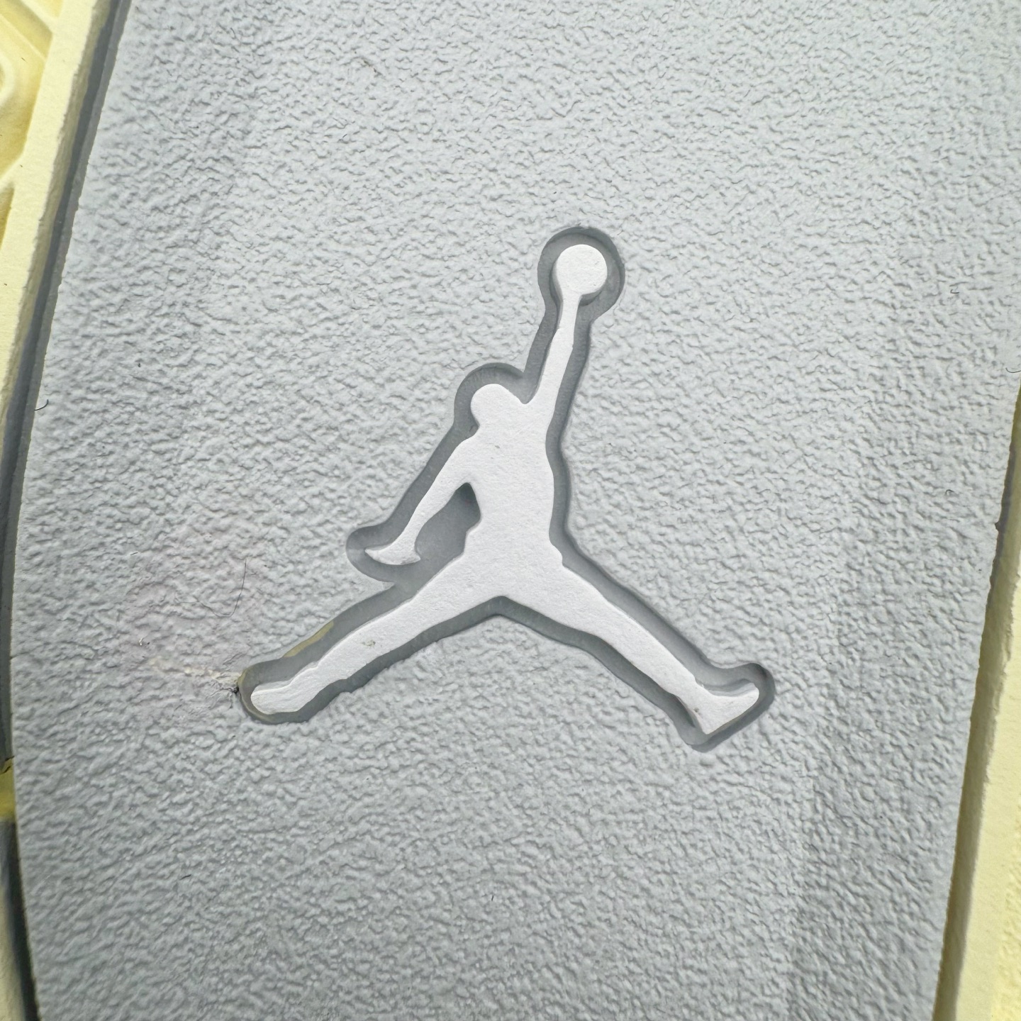 图片[19]-＃KZ纯原 Air Jordan AJ4 RM 重制版低帮复古篮球鞋 灰色 FQ7940-001 亲自操刀耗时半年巨作 全套原纸板楦头开发 确保原汁原味 完美呈现版型 一比一鞋头弧度高度鞋身弧度 原厂TPU 正确内里网布 菱角分明不变形无多余毛边 柔软性质感一致于原鞋 原厂织唛标 原厂飞人电绣工艺 尾指中部跳三针 独家绑鞋带手法 印刷中底布 四线拉帮 米色美纹纸贴合固定 进口港宝加持 后跟自然饱满 全鞋荧光划线卡点 追求极致完美 每一双都是工艺品 多重QC质检 超越公司货的品控标准 实实在在的免检产品 采用了低帮的设计 并保留了众多AJ4的经典元素 鞋身以皮革、麂皮材质拼接打造 AJ4经典的TPU材质延伸至后跟 增强鞋款稳定性 而鞋身侧面的网格设计则被取消 尾部的NIKE AIR标志也得到保留 并同时带有飞人logo 中底部分同样搭载了可视AIR气垫 鞋底采用米白色中底和外底呈现 为整个设计收尾 尺码：36 36.5 37.5 38 38.5 39 40 40.5 41 42 42.5 43 44 44.5 45 46 47.5-选品中心