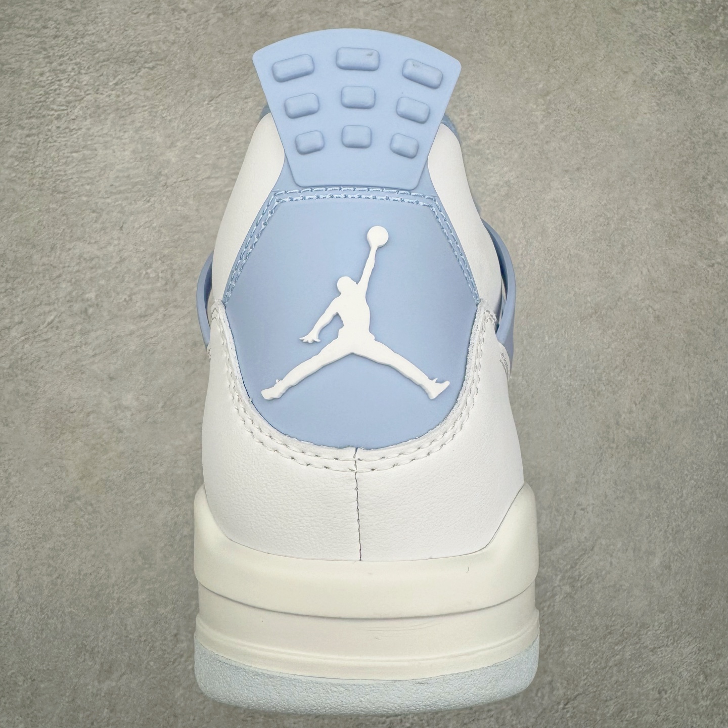 图片[8]-＃KZ神版 Air Jordan AJ4 母亲节 白冰蓝 HV0823-100 独家外贸特供尺码含 45.5 49.5 50.5 国内外口碑最好最推荐的产品 市场中端王者 亲自操刀耗时半年巨作 全套原纸板楦头开发 确保原汁原味 完美呈现四代版型 一比一鞋头弧度高度鞋身弧度 此版本只针对中端市场 皮料材质有所更替 其他数据细节工艺流程均保持一致 绝不口嗨 细节品控鞋型随意秒杀市面3XX 4XX 原厂TPU网格鞋带扣 正确内里网布 菱角分明不变形无多余毛边 柔软性质感一致于原鞋 市场唯一原厂鞋扣模具 背面可见隐藏注塑口 原厂织唛标 原厂飞人电绣工艺 尾指中部跳三针 独家绑鞋带手法 印刷中底布 四线拉帮 米色美纹纸贴合固定 进口港宝加持 后跟自然饱满 全鞋荧光划线卡点 追求极致完美 每一双都是工艺品 多重QC质检 超越公司货的品控标准 实实在在的免检产品 尺码：36 36.5 37.5 38 38.5 39 40 40.5 41 42 42.5 43 44 44.5 45 45.5 46 47.5 48.5 49.5 50.5-选品中心