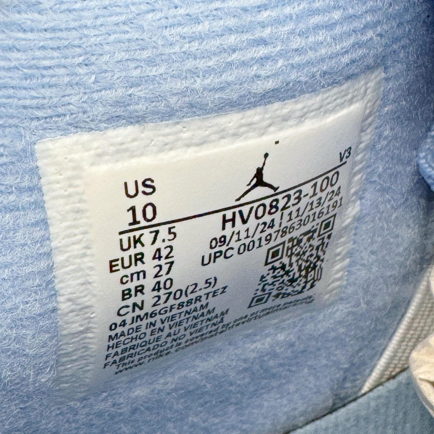 图片[19]-＃KZ神版 Air Jordan AJ4 母亲节 白冰蓝 HV0823-100 独家外贸特供尺码含 45.5 49.5 50.5 国内外口碑最好最推荐的产品 市场中端王者 亲自操刀耗时半年巨作 全套原纸板楦头开发 确保原汁原味 完美呈现四代版型 一比一鞋头弧度高度鞋身弧度 此版本只针对中端市场 皮料材质有所更替 其他数据细节工艺流程均保持一致 绝不口嗨 细节品控鞋型随意秒杀市面3XX 4XX 原厂TPU网格鞋带扣 正确内里网布 菱角分明不变形无多余毛边 柔软性质感一致于原鞋 市场唯一原厂鞋扣模具 背面可见隐藏注塑口 原厂织唛标 原厂飞人电绣工艺 尾指中部跳三针 独家绑鞋带手法 印刷中底布 四线拉帮 米色美纹纸贴合固定 进口港宝加持 后跟自然饱满 全鞋荧光划线卡点 追求极致完美 每一双都是工艺品 多重QC质检 超越公司货的品控标准 实实在在的免检产品 尺码：36 36.5 37.5 38 38.5 39 40 40.5 41 42 42.5 43 44 44.5 45 45.5 46 47.5 48.5 49.5 50.5-选品中心