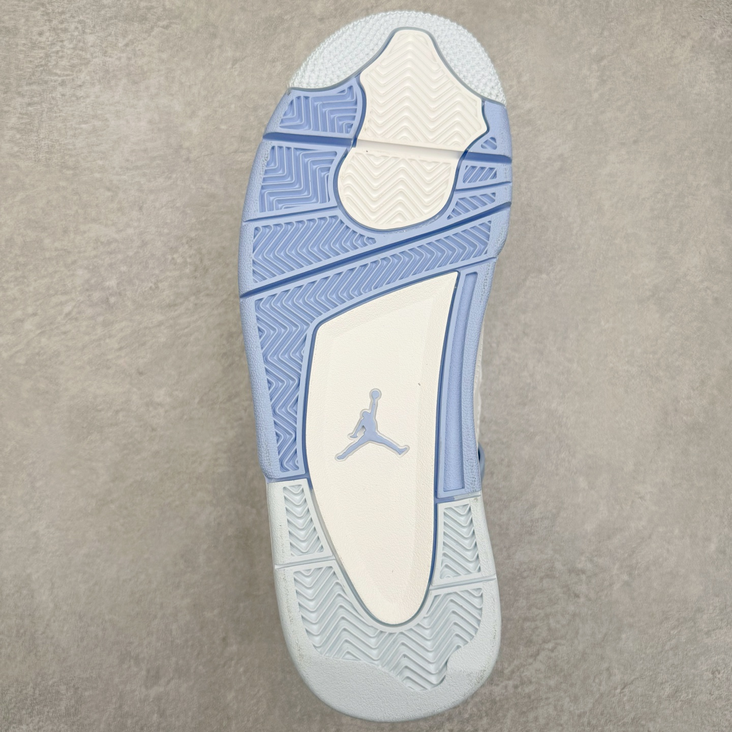 图片[9]-＃KZ神版 Air Jordan AJ4 母亲节 白冰蓝 HV0823-100 独家外贸特供尺码含 45.5 49.5 50.5 国内外口碑最好最推荐的产品 市场中端王者 亲自操刀耗时半年巨作 全套原纸板楦头开发 确保原汁原味 完美呈现四代版型 一比一鞋头弧度高度鞋身弧度 此版本只针对中端市场 皮料材质有所更替 其他数据细节工艺流程均保持一致 绝不口嗨 细节品控鞋型随意秒杀市面3XX 4XX 原厂TPU网格鞋带扣 正确内里网布 菱角分明不变形无多余毛边 柔软性质感一致于原鞋 市场唯一原厂鞋扣模具 背面可见隐藏注塑口 原厂织唛标 原厂飞人电绣工艺 尾指中部跳三针 独家绑鞋带手法 印刷中底布 四线拉帮 米色美纹纸贴合固定 进口港宝加持 后跟自然饱满 全鞋荧光划线卡点 追求极致完美 每一双都是工艺品 多重QC质检 超越公司货的品控标准 实实在在的免检产品 尺码：36 36.5 37.5 38 38.5 39 40 40.5 41 42 42.5 43 44 44.5 45 45.5 46 47.5 48.5 49.5 50.5-选品中心