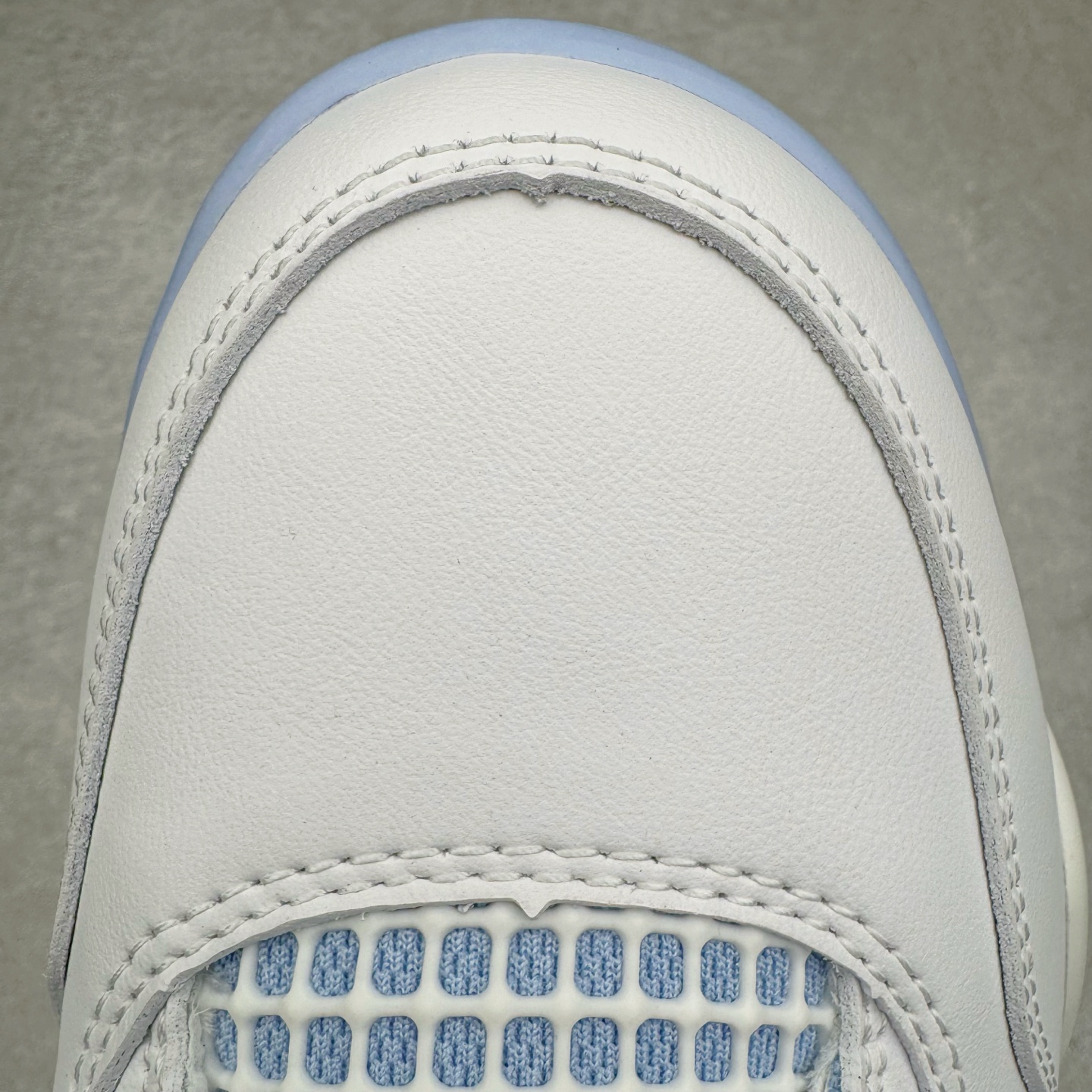图片[11]-＃KZ神版 Air Jordan AJ4 母亲节 白冰蓝 HV0823-100 独家外贸特供尺码含 45.5 49.5 50.5 国内外口碑最好最推荐的产品 市场中端王者 亲自操刀耗时半年巨作 全套原纸板楦头开发 确保原汁原味 完美呈现四代版型 一比一鞋头弧度高度鞋身弧度 此版本只针对中端市场 皮料材质有所更替 其他数据细节工艺流程均保持一致 绝不口嗨 细节品控鞋型随意秒杀市面3XX 4XX 原厂TPU网格鞋带扣 正确内里网布 菱角分明不变形无多余毛边 柔软性质感一致于原鞋 市场唯一原厂鞋扣模具 背面可见隐藏注塑口 原厂织唛标 原厂飞人电绣工艺 尾指中部跳三针 独家绑鞋带手法 印刷中底布 四线拉帮 米色美纹纸贴合固定 进口港宝加持 后跟自然饱满 全鞋荧光划线卡点 追求极致完美 每一双都是工艺品 多重QC质检 超越公司货的品控标准 实实在在的免检产品 尺码：36 36.5 37.5 38 38.5 39 40 40.5 41 42 42.5 43 44 44.5 45 45.5 46 47.5 48.5 49.5 50.5-选品中心