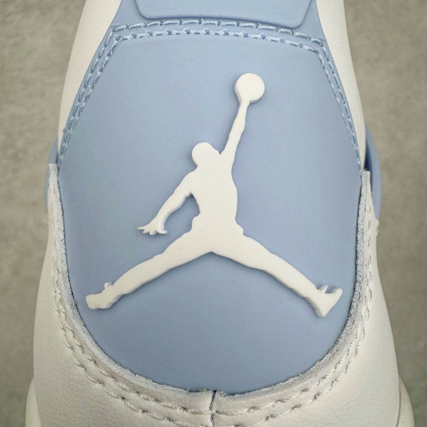 图片[16]-＃KZ神版 Air Jordan AJ4 母亲节 白冰蓝 HV0823-100 独家外贸特供尺码含 45.5 49.5 50.5 国内外口碑最好最推荐的产品 市场中端王者 亲自操刀耗时半年巨作 全套原纸板楦头开发 确保原汁原味 完美呈现四代版型 一比一鞋头弧度高度鞋身弧度 此版本只针对中端市场 皮料材质有所更替 其他数据细节工艺流程均保持一致 绝不口嗨 细节品控鞋型随意秒杀市面3XX 4XX 原厂TPU网格鞋带扣 正确内里网布 菱角分明不变形无多余毛边 柔软性质感一致于原鞋 市场唯一原厂鞋扣模具 背面可见隐藏注塑口 原厂织唛标 原厂飞人电绣工艺 尾指中部跳三针 独家绑鞋带手法 印刷中底布 四线拉帮 米色美纹纸贴合固定 进口港宝加持 后跟自然饱满 全鞋荧光划线卡点 追求极致完美 每一双都是工艺品 多重QC质检 超越公司货的品控标准 实实在在的免检产品 尺码：36 36.5 37.5 38 38.5 39 40 40.5 41 42 42.5 43 44 44.5 45 45.5 46 47.5 48.5 49.5 50.5-选品中心