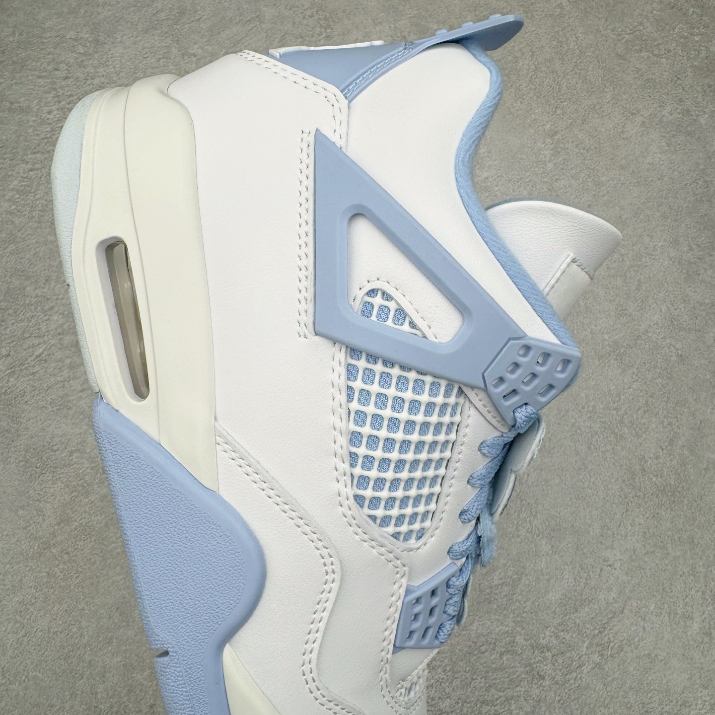 图片[6]-＃KZ神版 Air Jordan AJ4 母亲节 白冰蓝 HV0823-100 独家外贸特供尺码含 45.5 49.5 50.5 国内外口碑最好最推荐的产品 市场中端王者 亲自操刀耗时半年巨作 全套原纸板楦头开发 确保原汁原味 完美呈现四代版型 一比一鞋头弧度高度鞋身弧度 此版本只针对中端市场 皮料材质有所更替 其他数据细节工艺流程均保持一致 绝不口嗨 细节品控鞋型随意秒杀市面3XX 4XX 原厂TPU网格鞋带扣 正确内里网布 菱角分明不变形无多余毛边 柔软性质感一致于原鞋 市场唯一原厂鞋扣模具 背面可见隐藏注塑口 原厂织唛标 原厂飞人电绣工艺 尾指中部跳三针 独家绑鞋带手法 印刷中底布 四线拉帮 米色美纹纸贴合固定 进口港宝加持 后跟自然饱满 全鞋荧光划线卡点 追求极致完美 每一双都是工艺品 多重QC质检 超越公司货的品控标准 实实在在的免检产品 尺码：36 36.5 37.5 38 38.5 39 40 40.5 41 42 42.5 43 44 44.5 45 45.5 46 47.5 48.5 49.5 50.5-选品中心