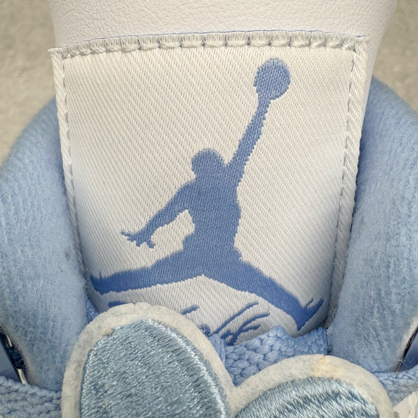 图片[18]-＃KZ神版 Air Jordan AJ4 母亲节 白冰蓝 HV0823-100 独家外贸特供尺码含 45.5 49.5 50.5 国内外口碑最好最推荐的产品 市场中端王者 亲自操刀耗时半年巨作 全套原纸板楦头开发 确保原汁原味 完美呈现四代版型 一比一鞋头弧度高度鞋身弧度 此版本只针对中端市场 皮料材质有所更替 其他数据细节工艺流程均保持一致 绝不口嗨 细节品控鞋型随意秒杀市面3XX 4XX 原厂TPU网格鞋带扣 正确内里网布 菱角分明不变形无多余毛边 柔软性质感一致于原鞋 市场唯一原厂鞋扣模具 背面可见隐藏注塑口 原厂织唛标 原厂飞人电绣工艺 尾指中部跳三针 独家绑鞋带手法 印刷中底布 四线拉帮 米色美纹纸贴合固定 进口港宝加持 后跟自然饱满 全鞋荧光划线卡点 追求极致完美 每一双都是工艺品 多重QC质检 超越公司货的品控标准 实实在在的免检产品 尺码：36 36.5 37.5 38 38.5 39 40 40.5 41 42 42.5 43 44 44.5 45 45.5 46 47.5 48.5 49.5 50.5-选品中心