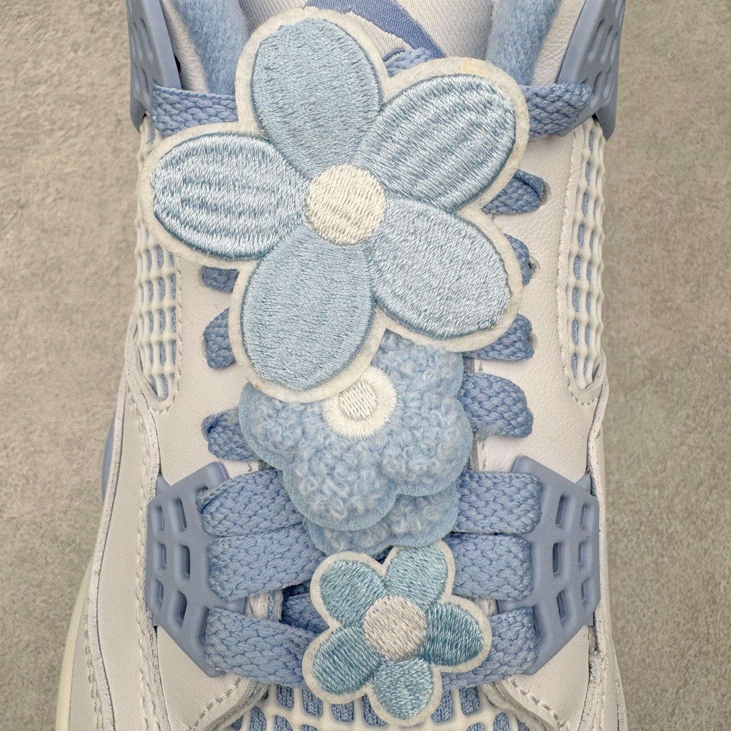 图片[17]-＃KZ神版 Air Jordan AJ4 母亲节 白冰蓝 HV0823-100 独家外贸特供尺码含 45.5 49.5 50.5 国内外口碑最好最推荐的产品 市场中端王者 亲自操刀耗时半年巨作 全套原纸板楦头开发 确保原汁原味 完美呈现四代版型 一比一鞋头弧度高度鞋身弧度 此版本只针对中端市场 皮料材质有所更替 其他数据细节工艺流程均保持一致 绝不口嗨 细节品控鞋型随意秒杀市面3XX 4XX 原厂TPU网格鞋带扣 正确内里网布 菱角分明不变形无多余毛边 柔软性质感一致于原鞋 市场唯一原厂鞋扣模具 背面可见隐藏注塑口 原厂织唛标 原厂飞人电绣工艺 尾指中部跳三针 独家绑鞋带手法 印刷中底布 四线拉帮 米色美纹纸贴合固定 进口港宝加持 后跟自然饱满 全鞋荧光划线卡点 追求极致完美 每一双都是工艺品 多重QC质检 超越公司货的品控标准 实实在在的免检产品 尺码：36 36.5 37.5 38 38.5 39 40 40.5 41 42 42.5 43 44 44.5 45 45.5 46 47.5 48.5 49.5 50.5-选品中心