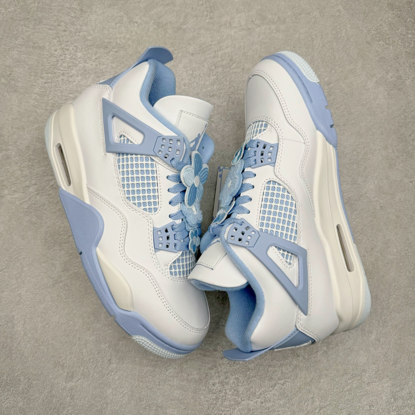 图片[3]-＃KZ神版 Air Jordan AJ4 母亲节 白冰蓝 HV0823-100 独家外贸特供尺码含 45.5 49.5 50.5 国内外口碑最好最推荐的产品 市场中端王者 亲自操刀耗时半年巨作 全套原纸板楦头开发 确保原汁原味 完美呈现四代版型 一比一鞋头弧度高度鞋身弧度 此版本只针对中端市场 皮料材质有所更替 其他数据细节工艺流程均保持一致 绝不口嗨 细节品控鞋型随意秒杀市面3XX 4XX 原厂TPU网格鞋带扣 正确内里网布 菱角分明不变形无多余毛边 柔软性质感一致于原鞋 市场唯一原厂鞋扣模具 背面可见隐藏注塑口 原厂织唛标 原厂飞人电绣工艺 尾指中部跳三针 独家绑鞋带手法 印刷中底布 四线拉帮 米色美纹纸贴合固定 进口港宝加持 后跟自然饱满 全鞋荧光划线卡点 追求极致完美 每一双都是工艺品 多重QC质检 超越公司货的品控标准 实实在在的免检产品 尺码：36 36.5 37.5 38 38.5 39 40 40.5 41 42 42.5 43 44 44.5 45 45.5 46 47.5 48.5 49.5 50.5-选品中心