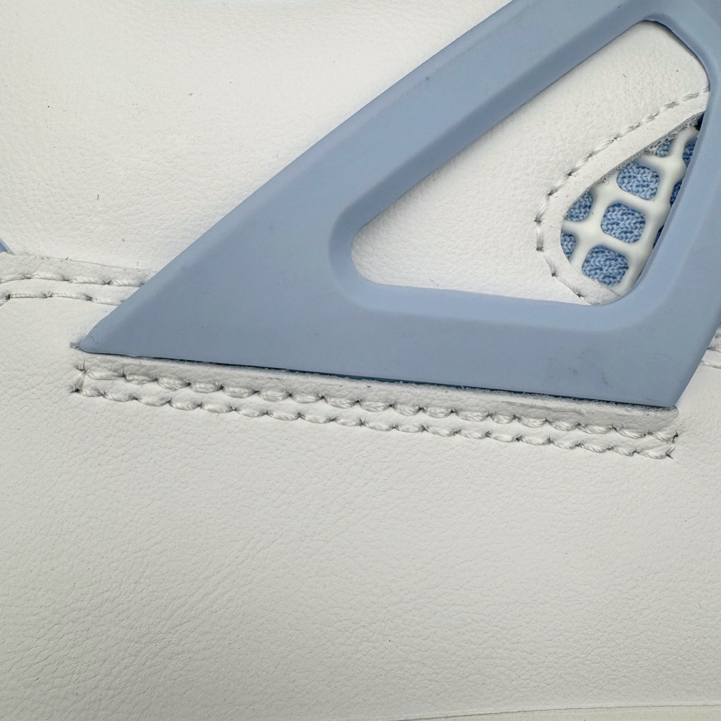 图片[13]-＃KZ神版 Air Jordan AJ4 母亲节 白冰蓝 HV0823-100 独家外贸特供尺码含 45.5 49.5 50.5 国内外口碑最好最推荐的产品 市场中端王者 亲自操刀耗时半年巨作 全套原纸板楦头开发 确保原汁原味 完美呈现四代版型 一比一鞋头弧度高度鞋身弧度 此版本只针对中端市场 皮料材质有所更替 其他数据细节工艺流程均保持一致 绝不口嗨 细节品控鞋型随意秒杀市面3XX 4XX 原厂TPU网格鞋带扣 正确内里网布 菱角分明不变形无多余毛边 柔软性质感一致于原鞋 市场唯一原厂鞋扣模具 背面可见隐藏注塑口 原厂织唛标 原厂飞人电绣工艺 尾指中部跳三针 独家绑鞋带手法 印刷中底布 四线拉帮 米色美纹纸贴合固定 进口港宝加持 后跟自然饱满 全鞋荧光划线卡点 追求极致完美 每一双都是工艺品 多重QC质检 超越公司货的品控标准 实实在在的免检产品 尺码：36 36.5 37.5 38 38.5 39 40 40.5 41 42 42.5 43 44 44.5 45 45.5 46 47.5 48.5 49.5 50.5-选品中心