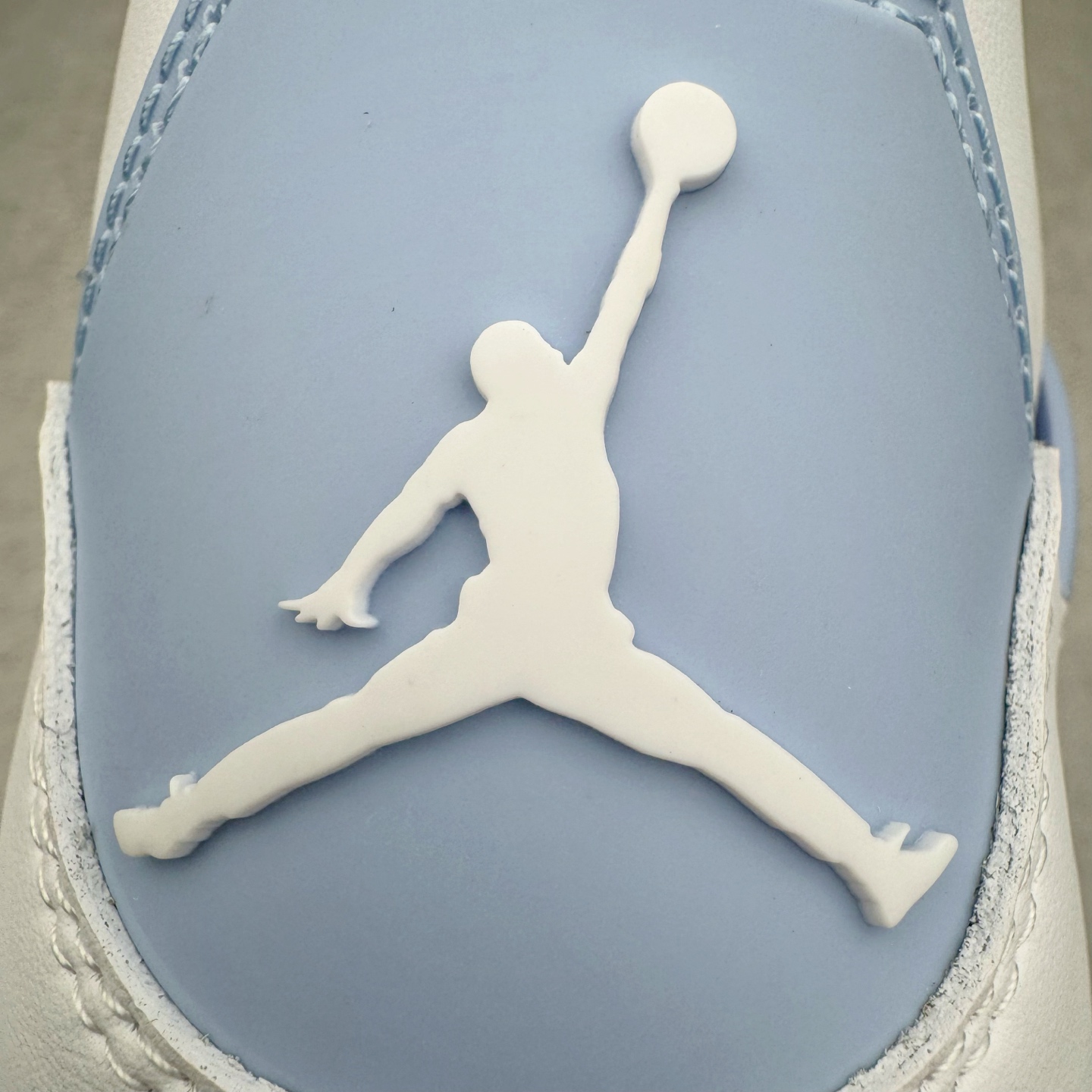 图片[12]-＃KZ神版 Air Jordan AJ4 母亲节 白冰蓝 HV0823-100 独家外贸特供尺码含 45.5 49.5 50.5 国内外口碑最好最推荐的产品 市场中端王者 亲自操刀耗时半年巨作 全套原纸板楦头开发 确保原汁原味 完美呈现四代版型 一比一鞋头弧度高度鞋身弧度 此版本只针对中端市场 皮料材质有所更替 其他数据细节工艺流程均保持一致 绝不口嗨 细节品控鞋型随意秒杀市面3XX 4XX 原厂TPU网格鞋带扣 正确内里网布 菱角分明不变形无多余毛边 柔软性质感一致于原鞋 市场唯一原厂鞋扣模具 背面可见隐藏注塑口 原厂织唛标 原厂飞人电绣工艺 尾指中部跳三针 独家绑鞋带手法 印刷中底布 四线拉帮 米色美纹纸贴合固定 进口港宝加持 后跟自然饱满 全鞋荧光划线卡点 追求极致完美 每一双都是工艺品 多重QC质检 超越公司货的品控标准 实实在在的免检产品 尺码：36 36.5 37.5 38 38.5 39 40 40.5 41 42 42.5 43 44 44.5 45 45.5 46 47.5 48.5 49.5 50.5-选品中心