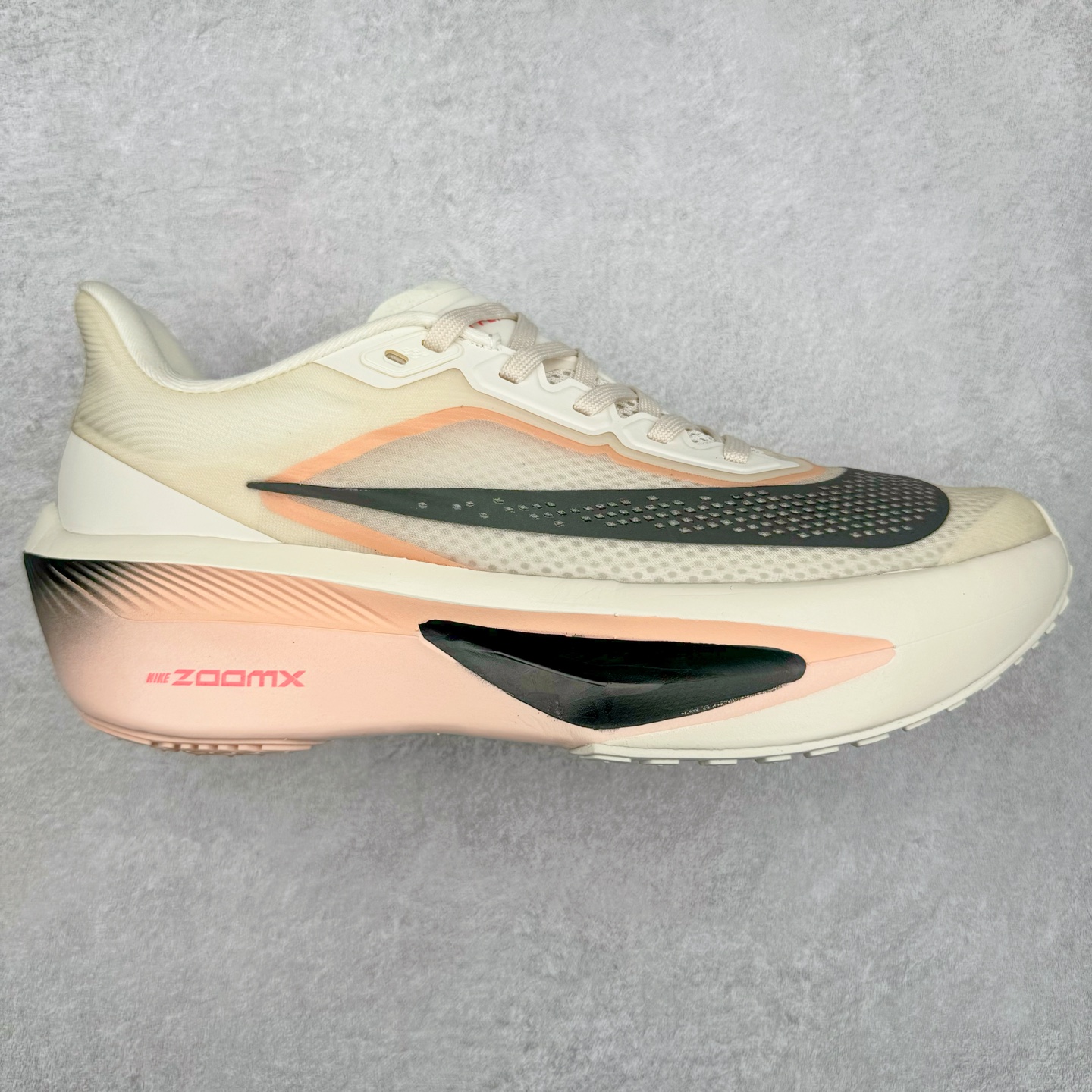 NK ZoomX Invincible Run Flyknit 6 轻量跑鞋 飞织低帮休闲运动慢跑鞋 厚底增高 老爹鞋 此鞋专为短跑运动员而生 是为 5 至 10 公里距离的赛事和训练打造 整体设计采用流线型的轻质工程网眼材质构成鞋面 并与其他 Running 旗舰鞋款同样搭载全脚掌 ZoomX 缓冲中底 搭配 Pebax 物料与橡胶外底 ZoomX StreakFly 首发配色以Prototype呈现 其灵感是来自开发期间的磨损测试 透过编号的标记与内侧的预期跑步距离突出研发过程 货号： FN8455-102 尺码：36 36.5 37.5 38 38.5 39 40 40.5 41 42 42.5 43 44 45-选品中心