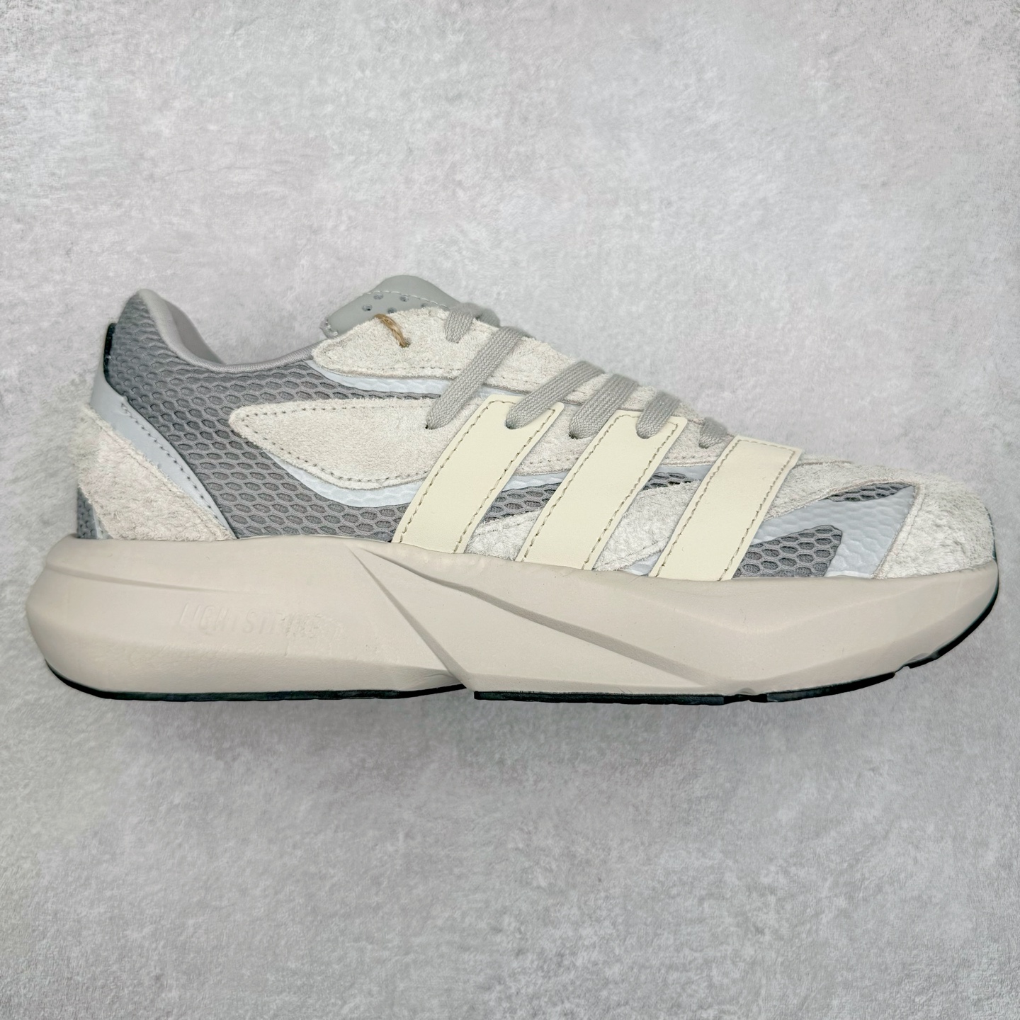 AD LIGHTBLAZE 流光舒适防滑耐磨低帮跑步鞋 JQ9973 前卫的专业跑鞋风格造型，LIGHTBLAZE延续了竞速美学的流线轮廓，保留住了与 AdizeroAdios Pro Evo 1相类似厚底理念和「宽三道杠」的视觉元素。尺码：36 36.5 37.5 38 38.5 39 40 40.5 41 42 42.5 43 44 44.5 45-选品中心