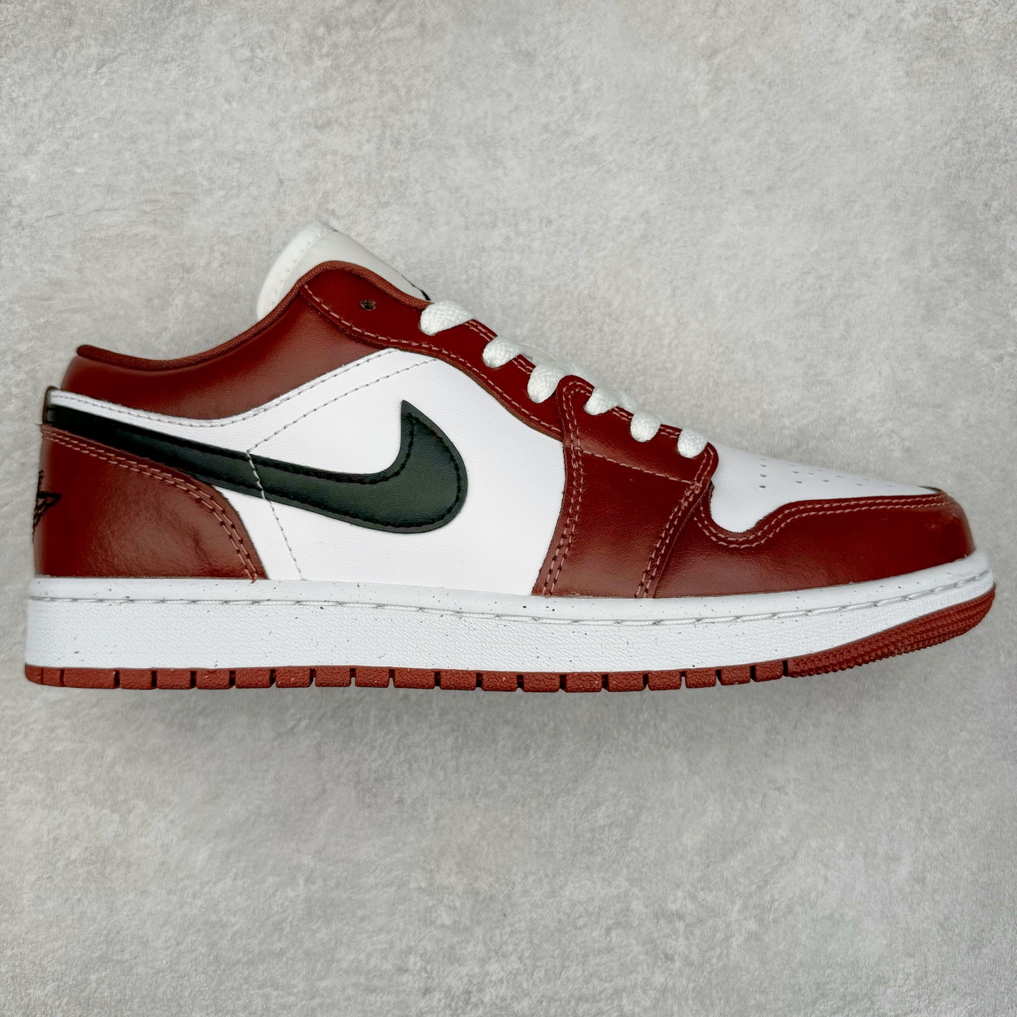 ＃K版 Air Jordan AJ1 Low 低帮 酒红白 HF3148-102 全新流水线出品 DT版本唯一平替选择 市场第二梯队最强版 全部原鞋开发 原楦原纸板开发 全鞋电脑针车 原厂内置全掌气垫 原盒内在原标 唯一Zp原版鞋带绑法 免检产品 全新2022版型 全头层皮料 完美零毛边处理 原厂配置全掌气垫 价格定位良心 几十个配色陆续出货 尺码：36 36.5 37.5 38 38.5 39 40 40.5 41 42 42.5 43 44 44.5 45 46 47.5-选品中心