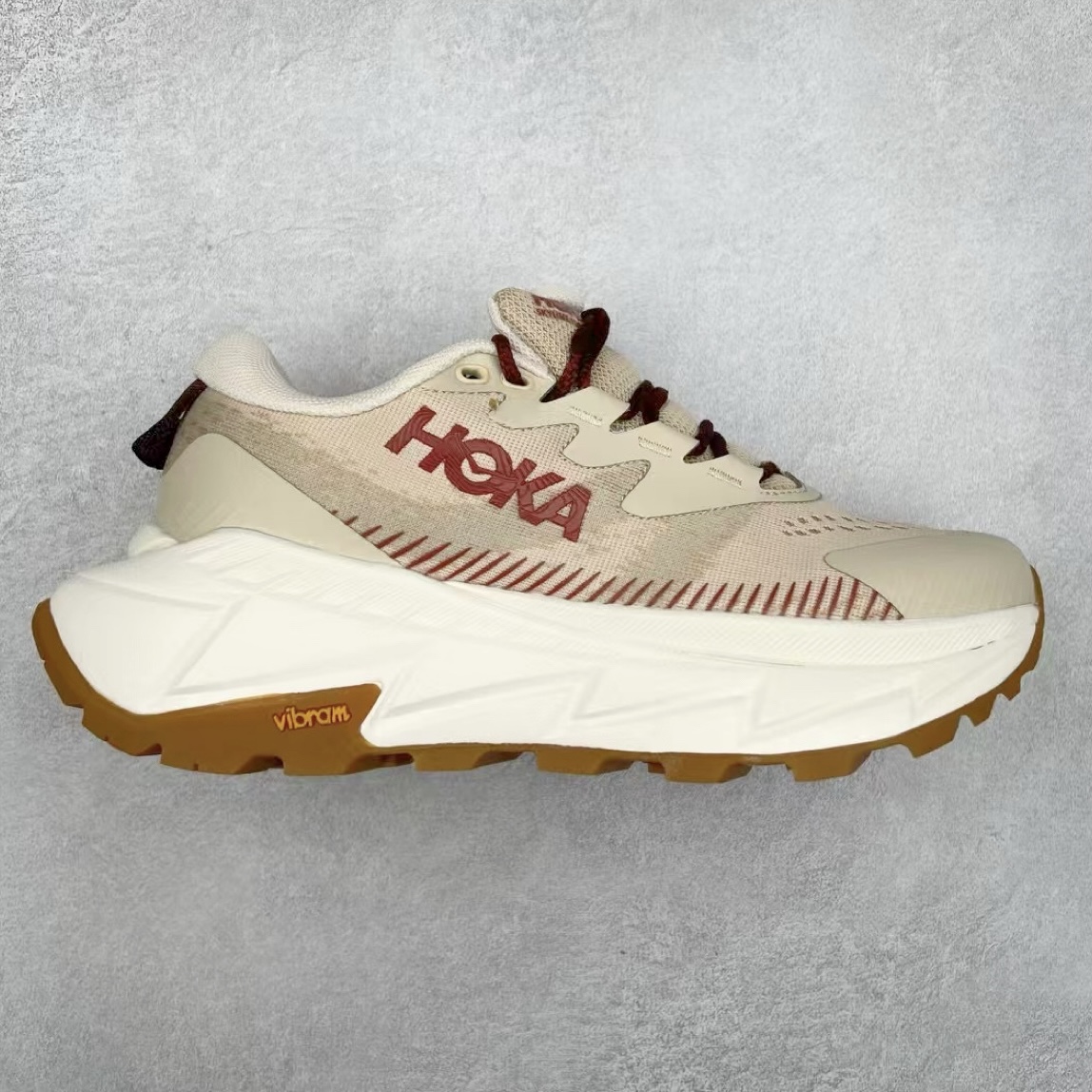 HOKA SKYLINE-FLOAT X 为HOKA首双搭载PeBax推进板的户外登山鞋，为近期大受欢迎的快速登山趋势打造，可同时对应越野跑与快速登山需求。90%蓖麻油提炼制造的Pebax推进版，搭配以甘蔗材质提炼的双密度EVA中底，为登山者带来源源不绝的前进能量。后跟外侧加长的Swallowtail Heel燕尾设计，同时提供上坡有感推进力、下坡步态更顺畅转换的快速登山新体验，适合想尝试轻量化登山，追求快速登山，但希望同时保持支撑推进力的族群。SKYLINE-FLOAT X使用Vibram黄金大底XS Trek复合橡胶成分，兼具耐磨与抓地力，搭配全新设计的5mm大底鞋齿与鞋纹，让克服崎岖地形更轻松，落地更稳定。 尺码：36 36.5 37.5 38 38.5 39 40 40.5 41 42 42.5 43 44 44.5 45-选品中心