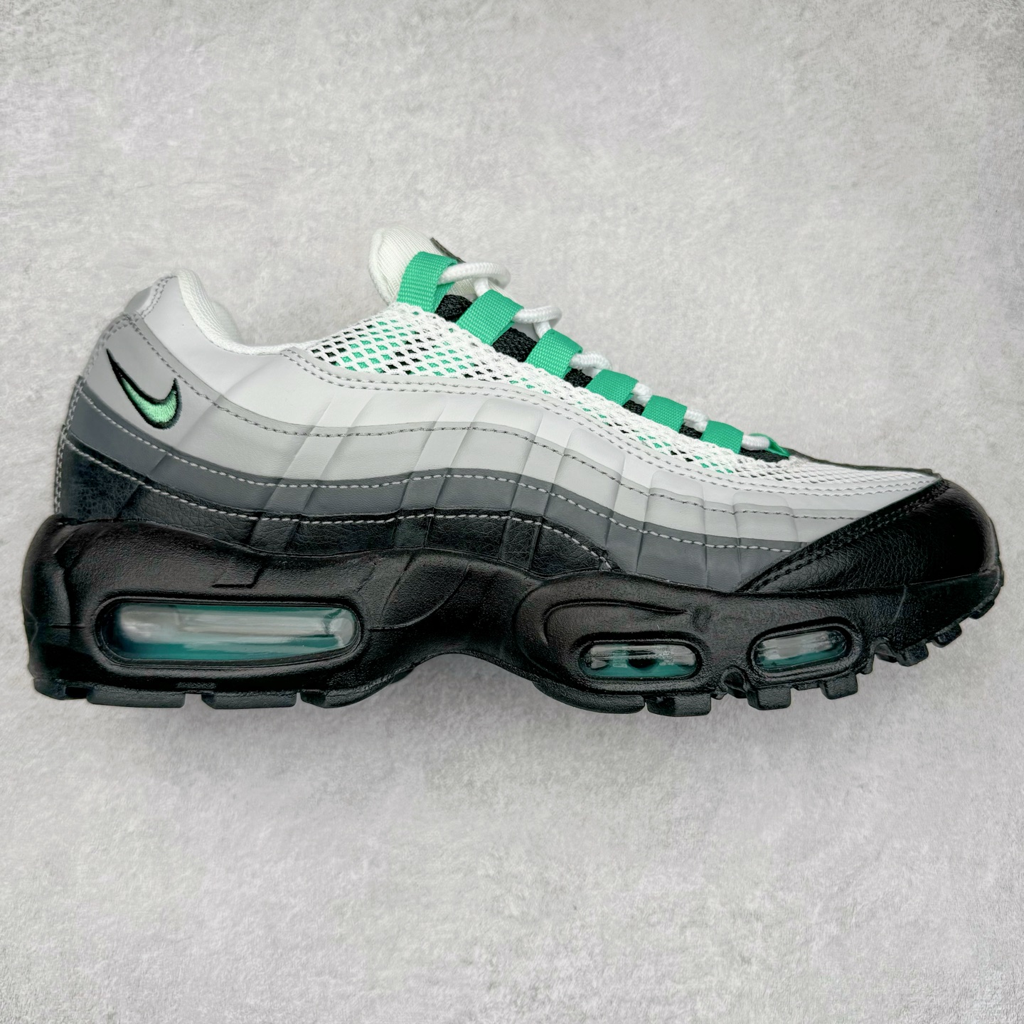＃MX版 NK Air Max 95 复古减震气垫跑鞋 经典重温 FM0622-003 外单专供大厂出品 品质稳定 一百余色 终端操作 鞋款设计灵感源于人体构造 中底设计基于人体的脊柱构造 是整体设计的核心 尼龙孔眼代表了肋骨 而分层式面板和网眼象征着肌肉纤维和肉体组织 Air Max 95采用了两个独立的吹塑成型的Air-Sole单元 并首次在前掌使用可视化气垫设计 Swoosh logo夜当作一个 点符号放在了鞋子的后帮位置 20年的发展让 AIR MAX 95有了不同的故事 20年后再度面向世人的时候 焕然一新的面貌 让人有了另外一种清新脱俗的感觉 尺码：39 40 40.5 41 42 42.5 43 44 44.5 45 46 47.5 48-选品中心