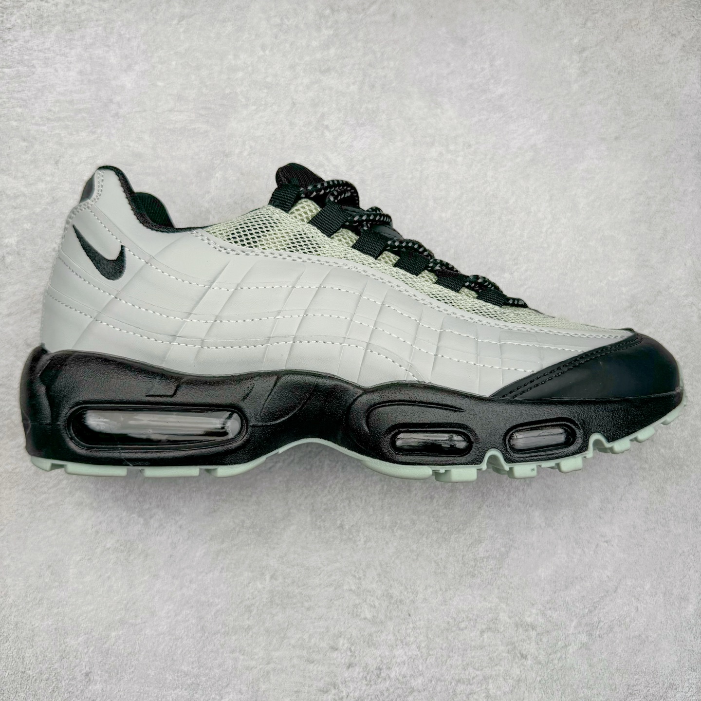 ＃MX版 NK Air Max 95 复古减震气垫跑鞋 经典重温 314350-998 外单专供大厂出品 品质稳定 一百余色 终端操作 鞋款设计灵感源于人体构造 中底设计基于人体的脊柱构造 是整体设计的核心 尼龙孔眼代表了肋骨 而分层式面板和网眼象征着肌肉纤维和肉体组织 Air Max 95采用了两个独立的吹塑成型的Air-Sole单元 并首次在前掌使用可视化气垫设计 Swoosh logo夜当作一个 点符号放在了鞋子的后帮位置 20年的发展让 AIR MAX 95有了不同的故事 20年后再度面向世人的时候 焕然一新的面貌 让人有了另外一种清新脱俗的感觉 尺码：39 40 40.5 41 42 42.5 43 44 44.5 45 46 47.5 48-选品中心