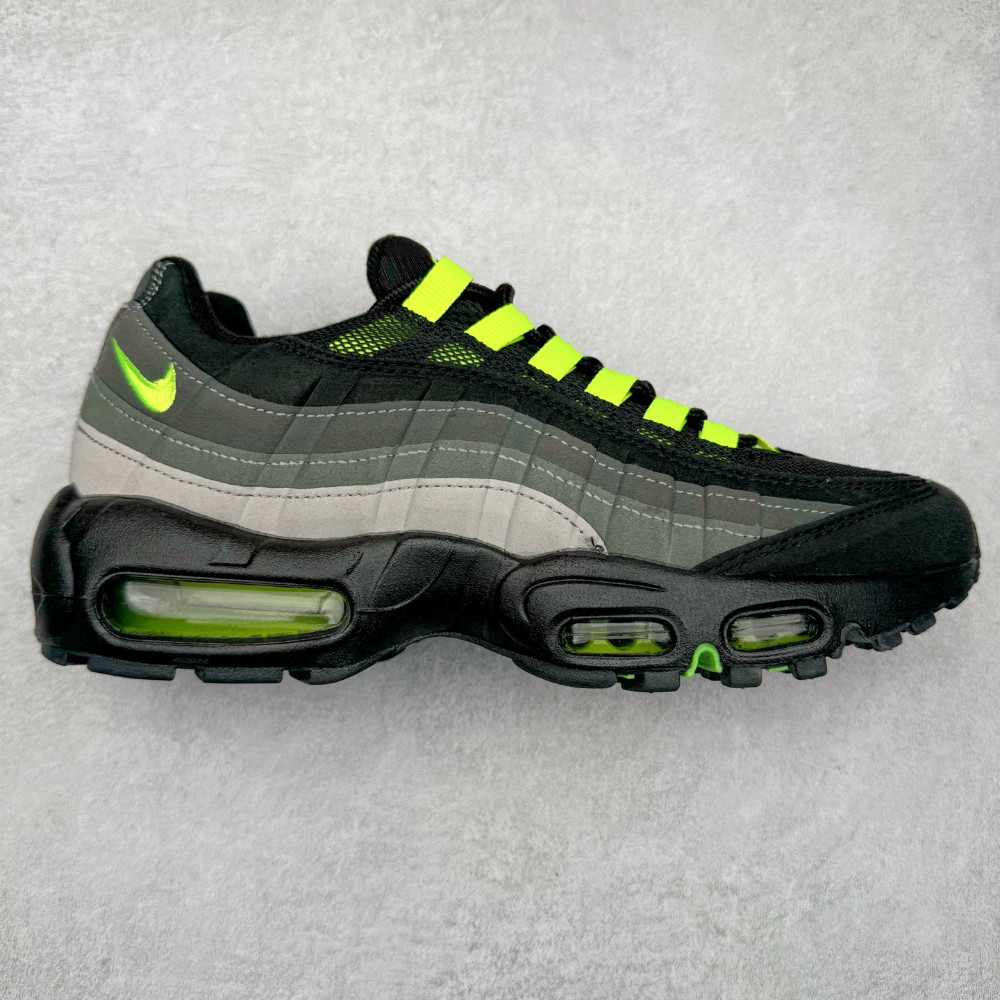＃MX版 NK Air Max 95 复古减震气垫跑鞋 经典重温 FV4710-001 外单专供大厂出品 品质稳定 一百余色 终端操作 鞋款设计灵感源于人体构造 中底设计基于人体的脊柱构造 是整体设计的核心 尼龙孔眼代表了肋骨 而分层式面板和网眼象征着肌肉纤维和肉体组织 Air Max 95采用了两个独立的吹塑成型的Air-Sole单元 并首次在前掌使用可视化气垫设计 Swoosh logo夜当作一个 点符号放在了鞋子的后帮位置 20年的发展让 AIR MAX 95有了不同的故事 20年后再度面向世人的时候 焕然一新的面貌 让人有了另外一种清新脱俗的感觉 尺码：39 40 40.5 41 42 42.5 43 44 44.5 45 46 47.5 48-选品中心