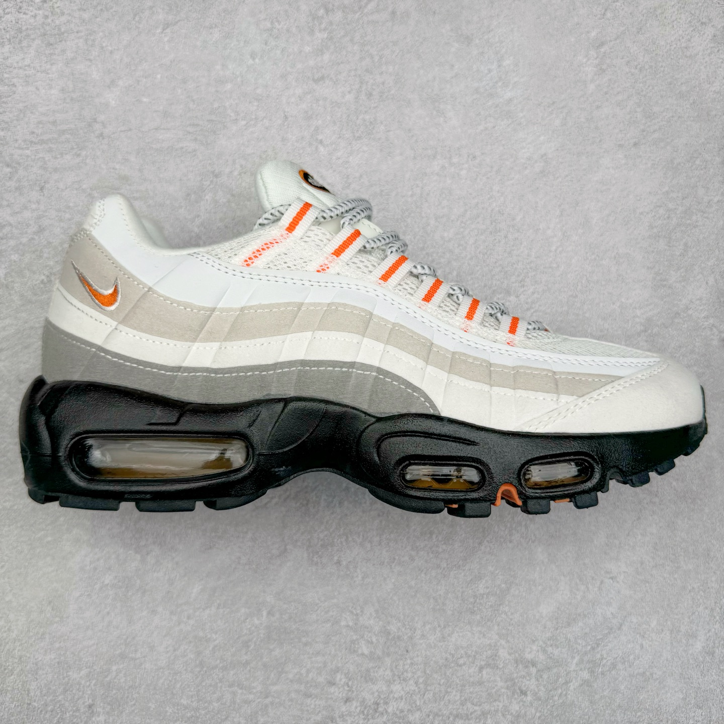 图片[6]-＃MX版 NK Air Max 95 复古减震气垫跑鞋 经典重温 外单专供大厂出品 品质稳定 一百余色 终端操作 鞋款设计灵感源于人体构造 中底设计基于人体的脊柱构造 是整体设计的核心 尼龙孔眼代表了肋骨 而分层式面板和网眼象征着肌肉纤维和肉体组织 Air Max 95采用了两个独立的吹塑成型的Air-Sole单元 并首次在前掌使用可视化气垫设计 Swoosh logo夜当作一个 点符号放在了鞋子的后帮位置 20年的发展让 AIR MAX 95有了不同的故事 20年后再度面向世人的时候 焕然一新的面貌 让人有了另外一种清新脱俗的感觉 尺码：39 40 40.5 41 42 42.5 43 44 44.5 45 46 47.5 48-选品中心