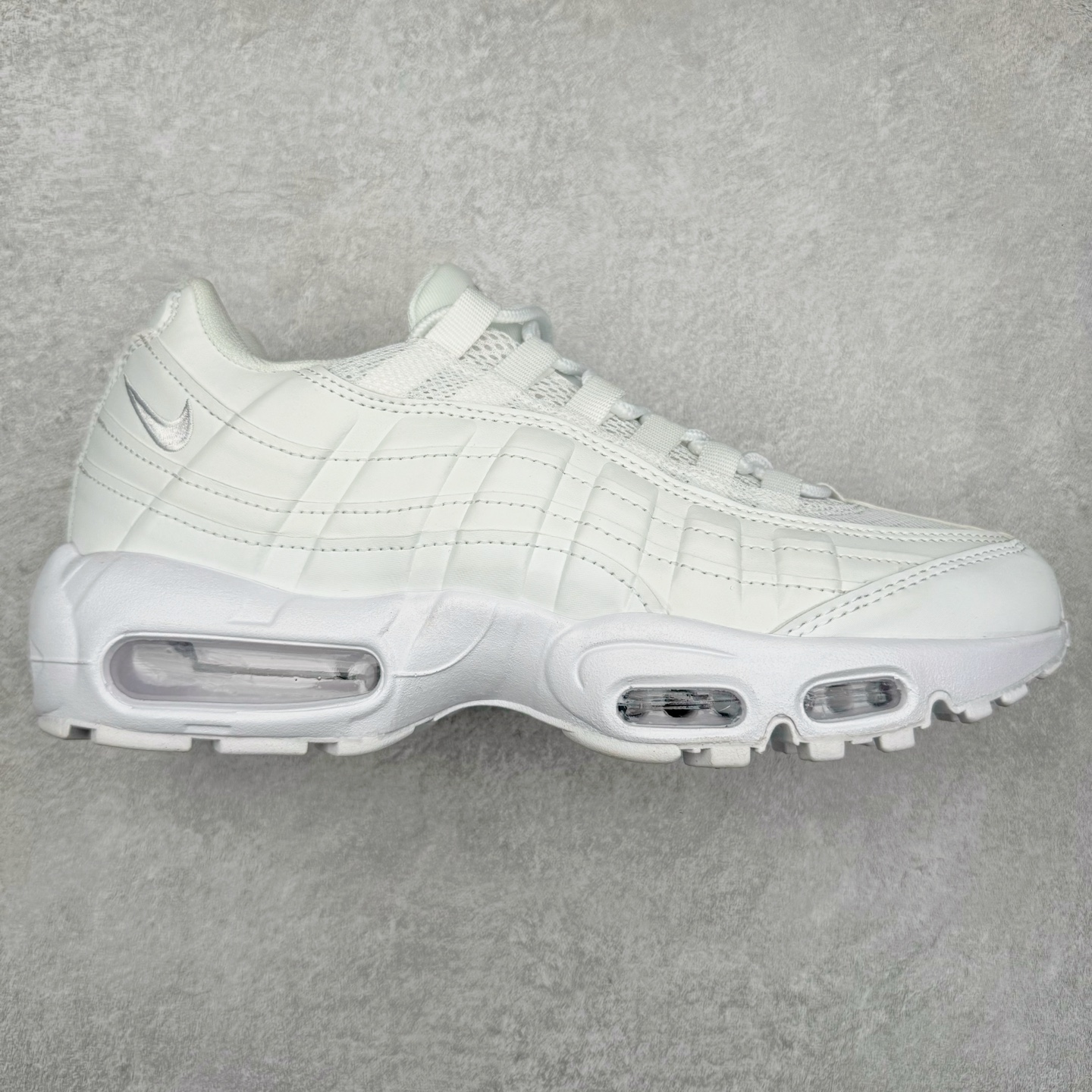 图片[6]-＃MX版 NK Air Max 95 复古减震气垫跑鞋 经典重温 外单专供大厂出品 品质稳定 一百余色 终端操作 鞋款设计灵感源于人体构造 中底设计基于人体的脊柱构造 是整体设计的核心 尼龙孔眼代表了肋骨 而分层式面板和网眼象征着肌肉纤维和肉体组织 Air Max 95采用了两个独立的吹塑成型的Air-Sole单元 并首次在前掌使用可视化气垫设计 Swoosh logo夜当作一个 点符号放在了鞋子的后帮位置 20年的发展让 AIR MAX 95有了不同的故事 20年后再度面向世人的时候 焕然一新的面貌 让人有了另外一种清新脱俗的感觉 尺码：39 40 40.5 41 42 42.5 43 44 44.5 45 46 47.5 48-选品中心