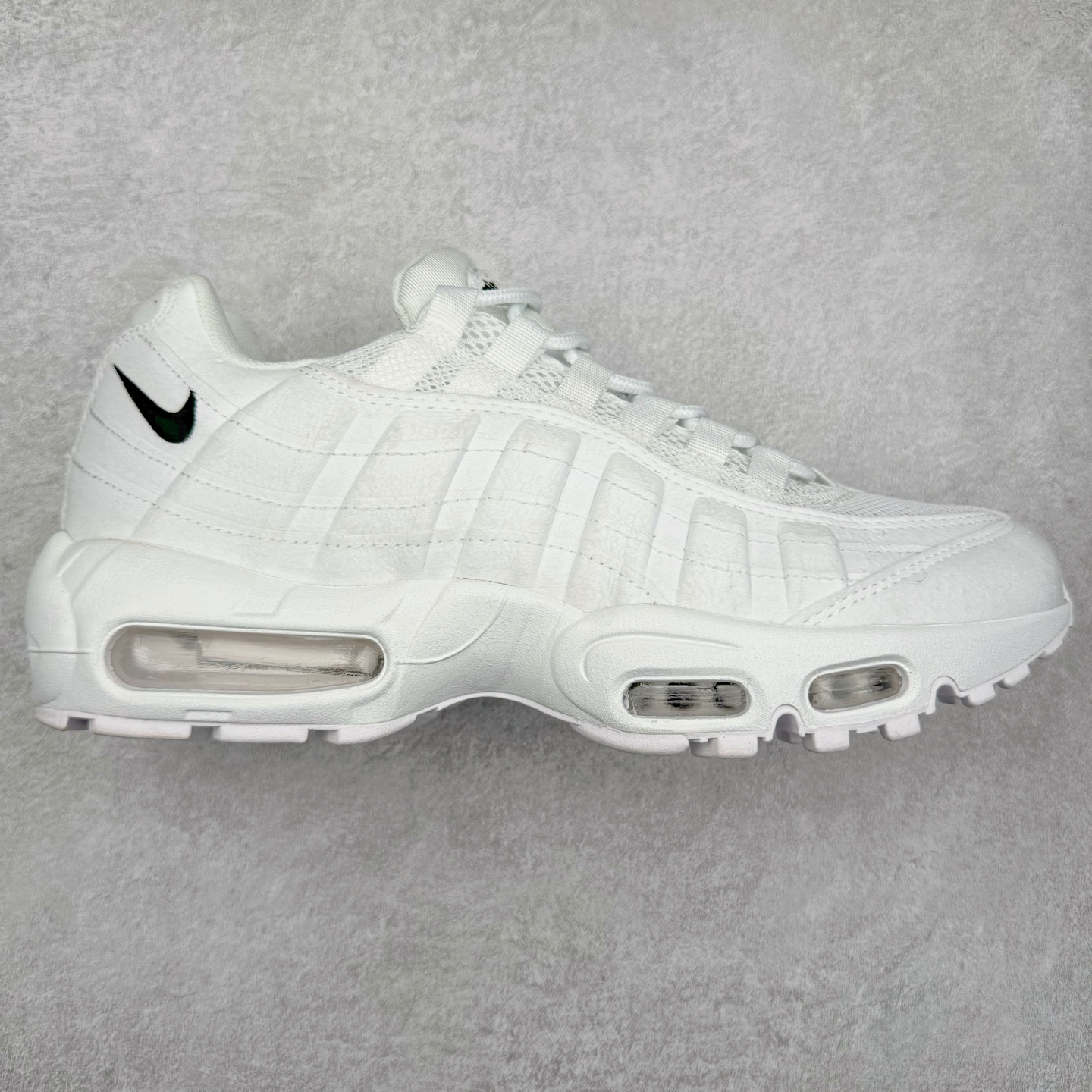 图片[7]-＃MX版 NK Air Max 95 复古减震气垫跑鞋 经典重温 外单专供大厂出品 品质稳定 一百余色 终端操作 鞋款设计灵感源于人体构造 中底设计基于人体的脊柱构造 是整体设计的核心 尼龙孔眼代表了肋骨 而分层式面板和网眼象征着肌肉纤维和肉体组织 Air Max 95采用了两个独立的吹塑成型的Air-Sole单元 并首次在前掌使用可视化气垫设计 Swoosh logo夜当作一个 点符号放在了鞋子的后帮位置 20年的发展让 AIR MAX 95有了不同的故事 20年后再度面向世人的时候 焕然一新的面貌 让人有了另外一种清新脱俗的感觉 尺码：39 40 40.5 41 42 42.5 43 44 44.5 45 46 47.5 48-选品中心
