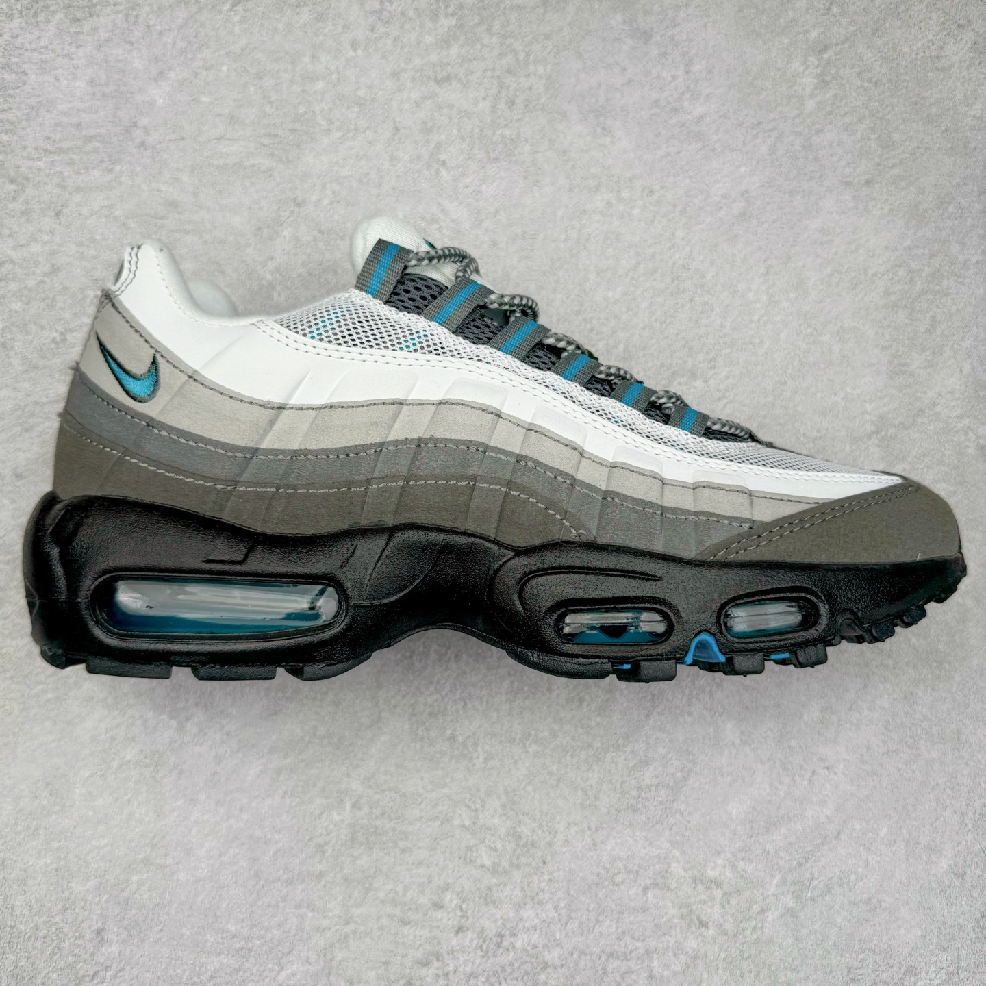 图片[2]-＃MX版 NK Air Max 95 复古减震气垫跑鞋 经典重温 外单专供大厂出品 品质稳定 一百余色 终端操作 鞋款设计灵感源于人体构造 中底设计基于人体的脊柱构造 是整体设计的核心 尼龙孔眼代表了肋骨 而分层式面板和网眼象征着肌肉纤维和肉体组织 Air Max 95采用了两个独立的吹塑成型的Air-Sole单元 并首次在前掌使用可视化气垫设计 Swoosh logo夜当作一个 点符号放在了鞋子的后帮位置 20年的发展让 AIR MAX 95有了不同的故事 20年后再度面向世人的时候 焕然一新的面貌 让人有了另外一种清新脱俗的感觉 尺码：39 40 40.5 41 42 42.5 43 44 44.5 45 46 47.5 48-选品中心