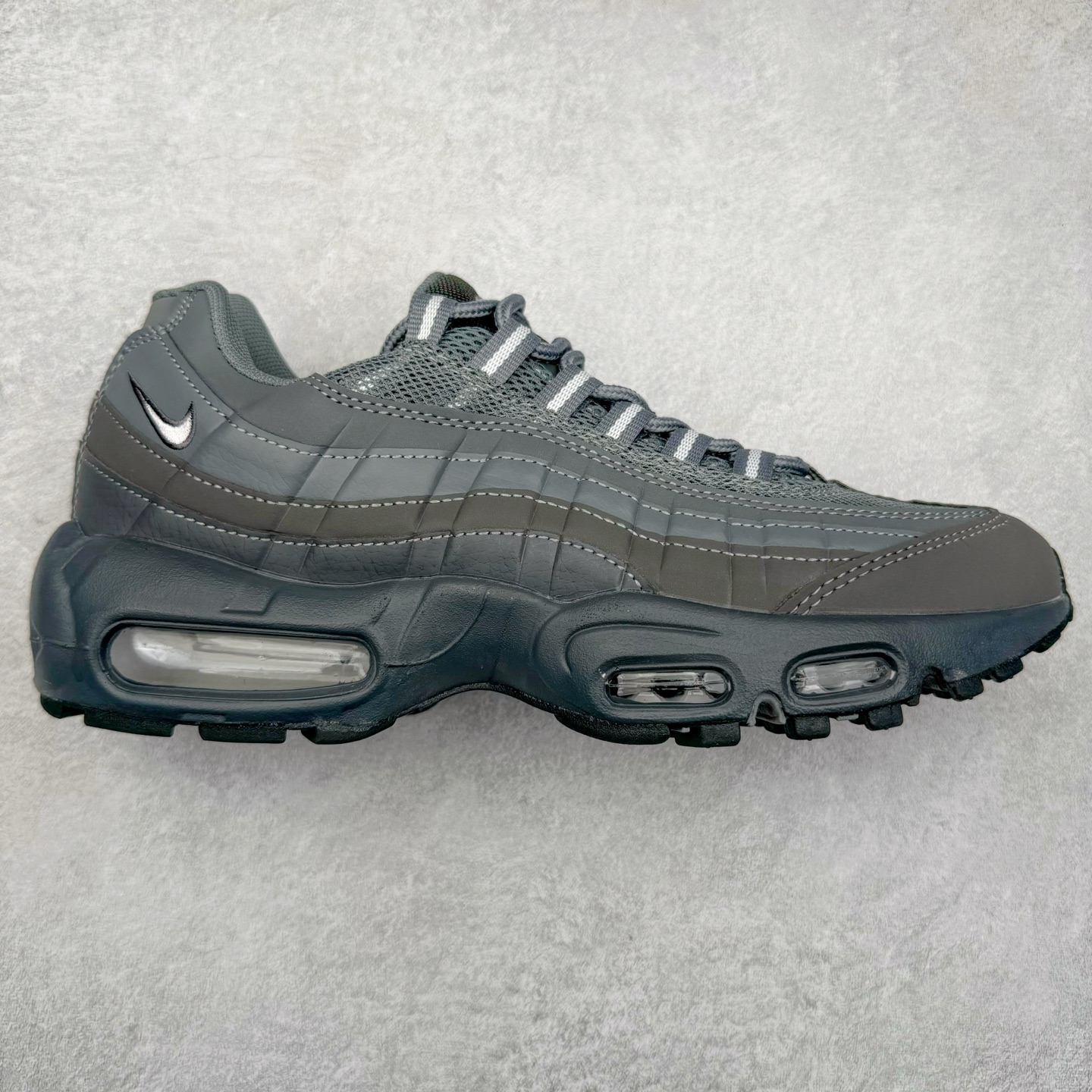 ＃MX版 NK Air Max 95 复古减震气垫跑鞋 经典重温 外单专供大厂出品 品质稳定 一百余色 终端操作 鞋款设计灵感源于人体构造 中底设计基于人体的脊柱构造 是整体设计的核心 尼龙孔眼代表了肋骨 而分层式面板和网眼象征着肌肉纤维和肉体组织 Air Max 95采用了两个独立的吹塑成型的Air-Sole单元 并首次在前掌使用可视化气垫设计 Swoosh logo夜当作一个 点符号放在了鞋子的后帮位置 20年的发展让 AIR MAX 95有了不同的故事 20年后再度面向世人的时候 焕然一新的面貌 让人有了另外一种清新脱俗的感觉 尺码：39 40 40.5 41 42 42.5 43 44 44.5 45 46 47.5 48-选品中心