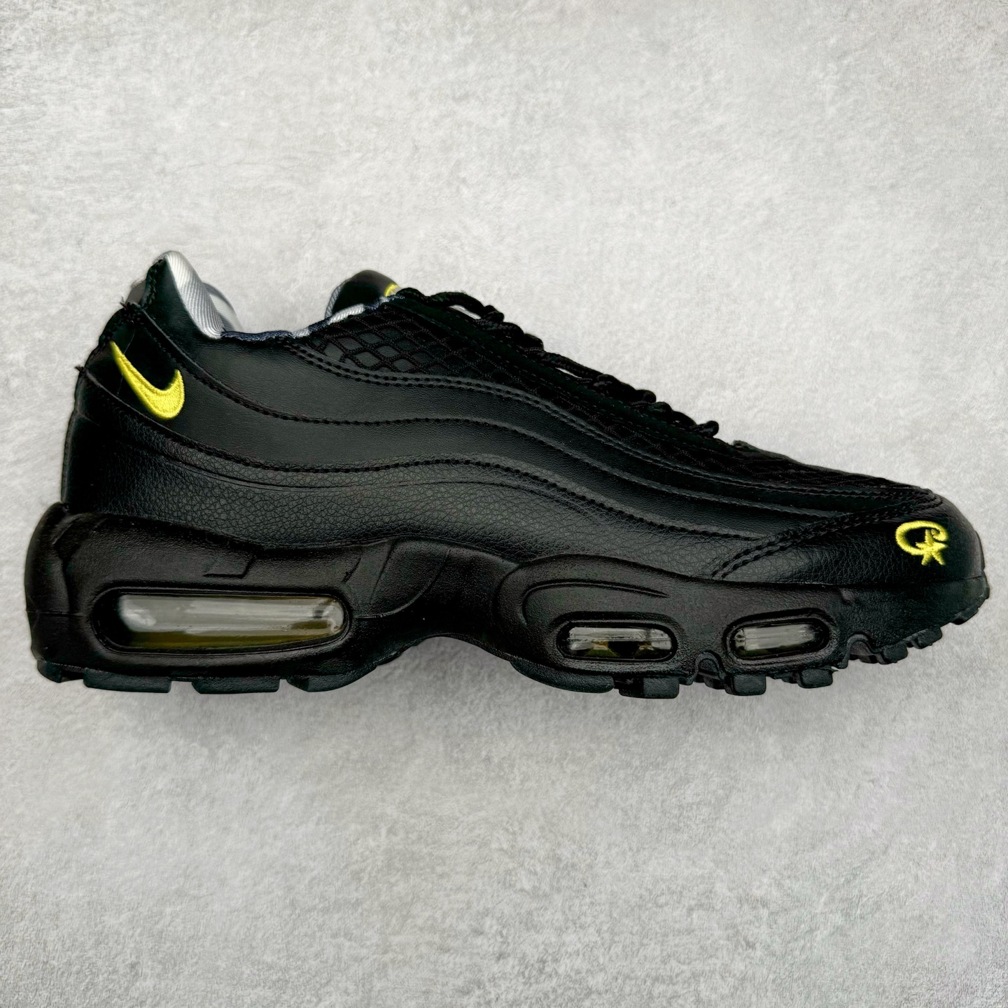 图片[5]-＃MX版 NK Air Max 95 复古减震气垫跑鞋 经典重温 外单专供大厂出品 品质稳定 一百余色 终端操作 鞋款设计灵感源于人体构造 中底设计基于人体的脊柱构造 是整体设计的核心 尼龙孔眼代表了肋骨 而分层式面板和网眼象征着肌肉纤维和肉体组织 Air Max 95采用了两个独立的吹塑成型的Air-Sole单元 并首次在前掌使用可视化气垫设计 Swoosh logo夜当作一个 点符号放在了鞋子的后帮位置 20年的发展让 AIR MAX 95有了不同的故事 20年后再度面向世人的时候 焕然一新的面貌 让人有了另外一种清新脱俗的感觉 尺码：39 40 40.5 41 42 42.5 43 44 44.5 45 46 47.5 48-选品中心