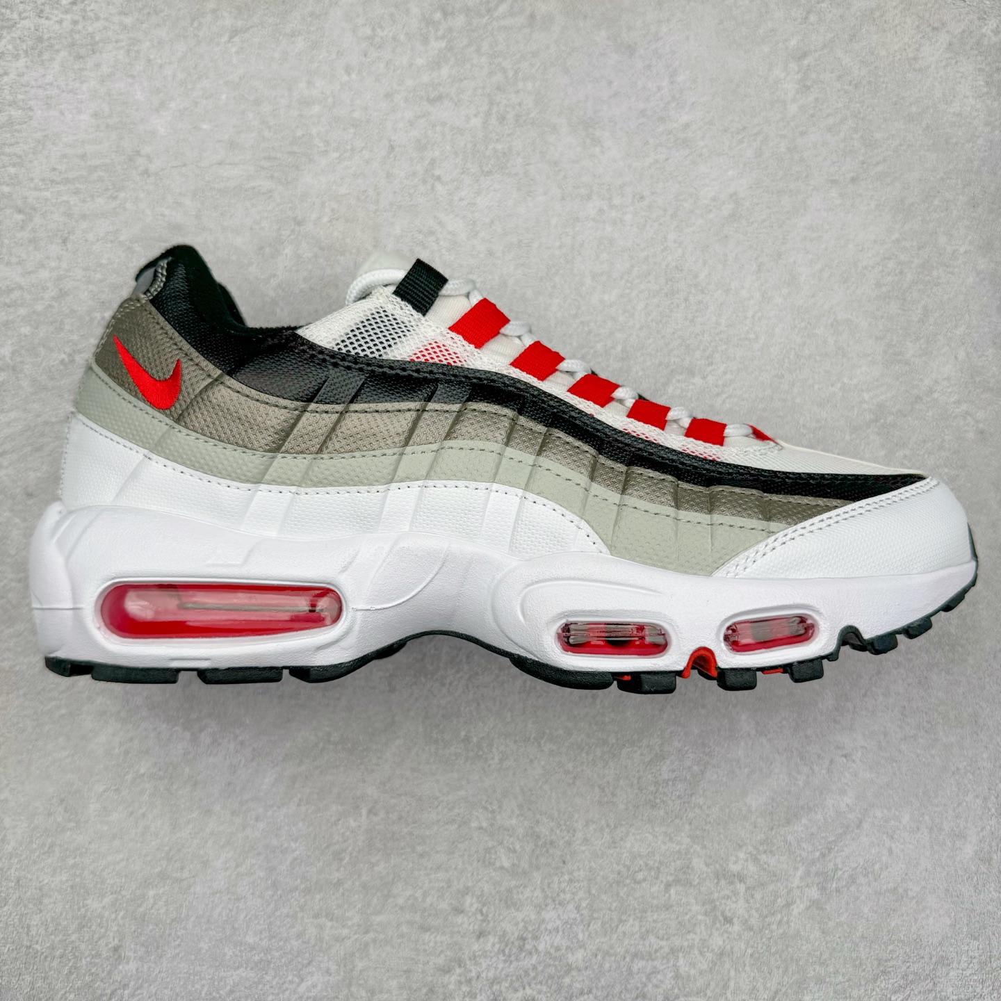 图片[4]-＃MX版 NK Air Max 95 复古减震气垫跑鞋 经典重温 外单专供大厂出品 品质稳定 一百余色 终端操作 鞋款设计灵感源于人体构造 中底设计基于人体的脊柱构造 是整体设计的核心 尼龙孔眼代表了肋骨 而分层式面板和网眼象征着肌肉纤维和肉体组织 Air Max 95采用了两个独立的吹塑成型的Air-Sole单元 并首次在前掌使用可视化气垫设计 Swoosh logo夜当作一个 点符号放在了鞋子的后帮位置 20年的发展让 AIR MAX 95有了不同的故事 20年后再度面向世人的时候 焕然一新的面貌 让人有了另外一种清新脱俗的感觉 尺码：39 40 40.5 41 42 42.5 43 44 44.5 45 46 47.5 48-选品中心