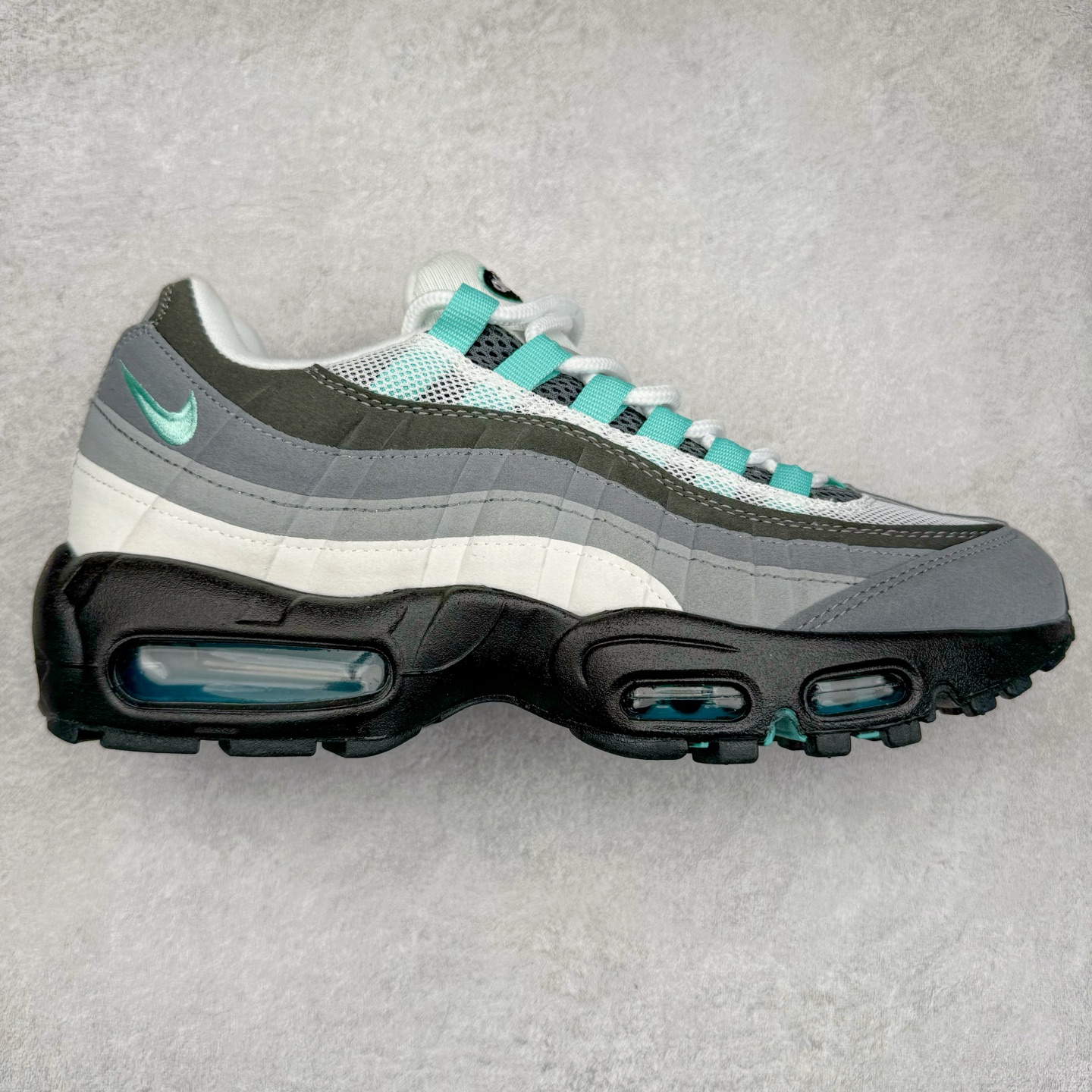 图片[7]-＃MX版 NK Air Max 95 复古减震气垫跑鞋 经典重温 外单专供大厂出品 品质稳定 一百余色 终端操作 鞋款设计灵感源于人体构造 中底设计基于人体的脊柱构造 是整体设计的核心 尼龙孔眼代表了肋骨 而分层式面板和网眼象征着肌肉纤维和肉体组织 Air Max 95采用了两个独立的吹塑成型的Air-Sole单元 并首次在前掌使用可视化气垫设计 Swoosh logo夜当作一个 点符号放在了鞋子的后帮位置 20年的发展让 AIR MAX 95有了不同的故事 20年后再度面向世人的时候 焕然一新的面貌 让人有了另外一种清新脱俗的感觉 尺码：39 40 40.5 41 42 42.5 43 44 44.5 45 46 47.5 48-选品中心