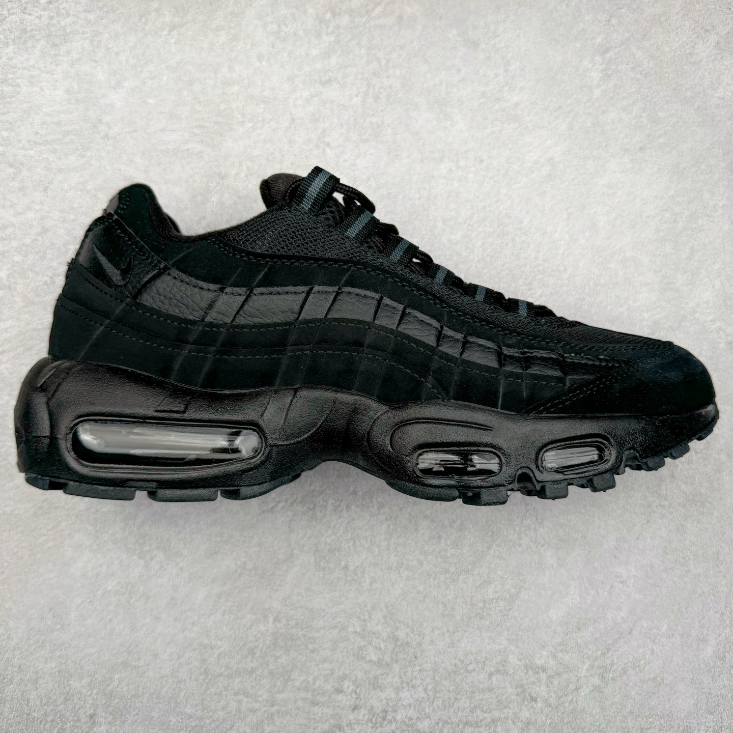 ＃MX版 NK Air Max 95 复古减震气垫跑鞋 经典重温 外单专供大厂出品 品质稳定 一百余色 终端操作 鞋款设计灵感源于人体构造 中底设计基于人体的脊柱构造 是整体设计的核心 尼龙孔眼代表了肋骨 而分层式面板和网眼象征着肌肉纤维和肉体组织 Air Max 95采用了两个独立的吹塑成型的Air-Sole单元 并首次在前掌使用可视化气垫设计 Swoosh logo夜当作一个 点符号放在了鞋子的后帮位置 20年的发展让 AIR MAX 95有了不同的故事 20年后再度面向世人的时候 焕然一新的面貌 让人有了另外一种清新脱俗的感觉 尺码：39 40 40.5 41 42 42.5 43 44 44.5 45 46 47.5 48-选品中心