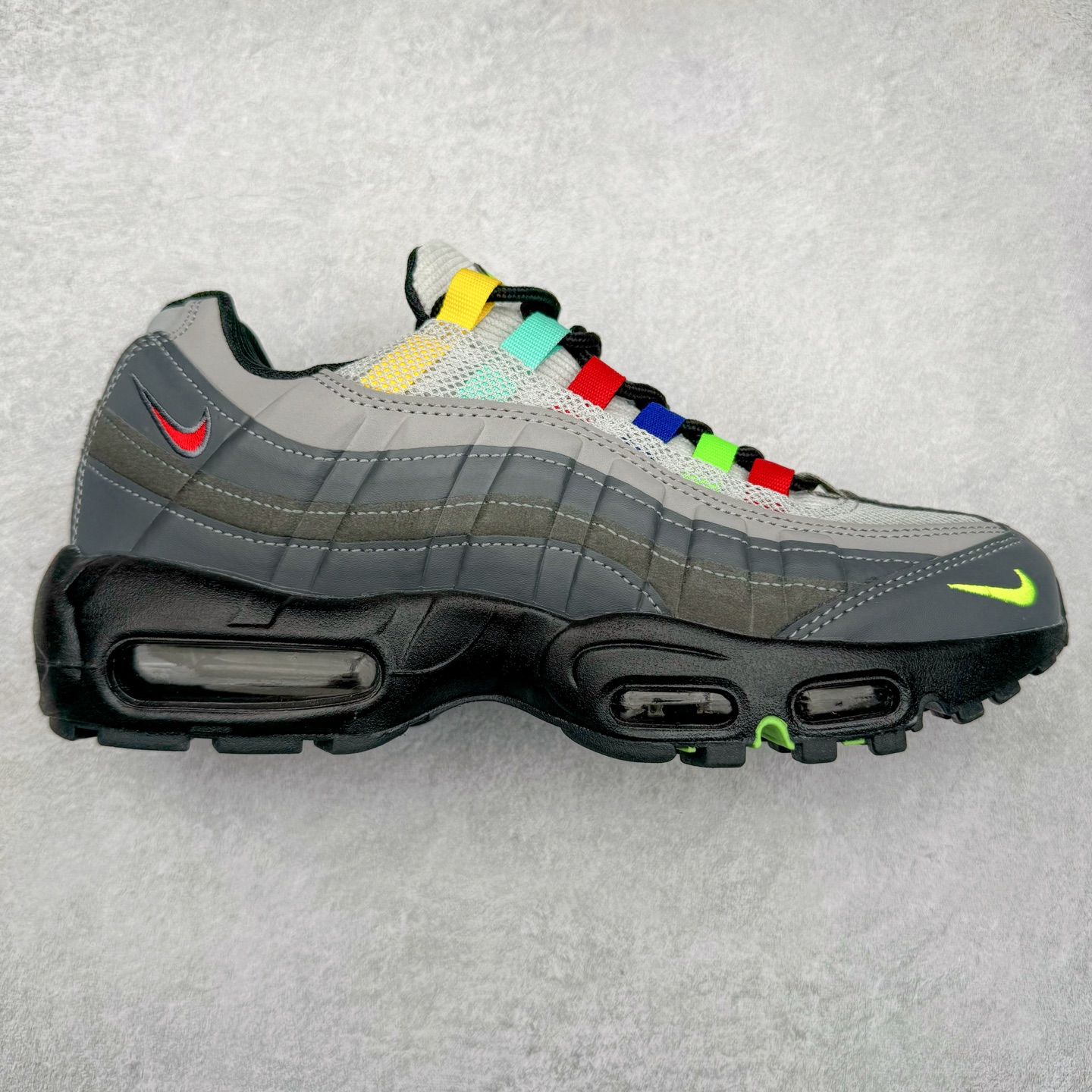 ＃MX版 NK Air Max 95 复古减震气垫跑鞋 经典重温 外单专供大厂出品 品质稳定 一百余色 终端操作 鞋款设计灵感源于人体构造 中底设计基于人体的脊柱构造 是整体设计的核心 尼龙孔眼代表了肋骨 而分层式面板和网眼象征着肌肉纤维和肉体组织 Air Max 95采用了两个独立的吹塑成型的Air-Sole单元 并首次在前掌使用可视化气垫设计 Swoosh logo夜当作一个 点符号放在了鞋子的后帮位置 20年的发展让 AIR MAX 95有了不同的故事 20年后再度面向世人的时候 焕然一新的面貌 让人有了另外一种清新脱俗的感觉 尺码：39 40 40.5 41 42 42.5 43 44 44.5 45 46 47.5 48-选品中心