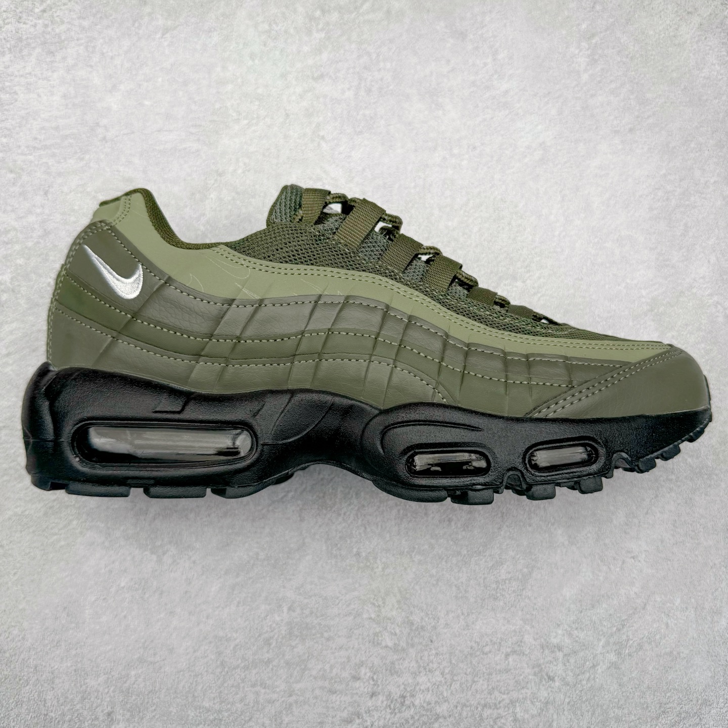 图片[3]-＃MX版 NK Air Max 95 复古减震气垫跑鞋 经典重温 外单专供大厂出品 品质稳定 一百余色 终端操作 鞋款设计灵感源于人体构造 中底设计基于人体的脊柱构造 是整体设计的核心 尼龙孔眼代表了肋骨 而分层式面板和网眼象征着肌肉纤维和肉体组织 Air Max 95采用了两个独立的吹塑成型的Air-Sole单元 并首次在前掌使用可视化气垫设计 Swoosh logo夜当作一个 点符号放在了鞋子的后帮位置 20年的发展让 AIR MAX 95有了不同的故事 20年后再度面向世人的时候 焕然一新的面貌 让人有了另外一种清新脱俗的感觉 尺码：39 40 40.5 41 42 42.5 43 44 44.5 45 46 47.5 48-选品中心