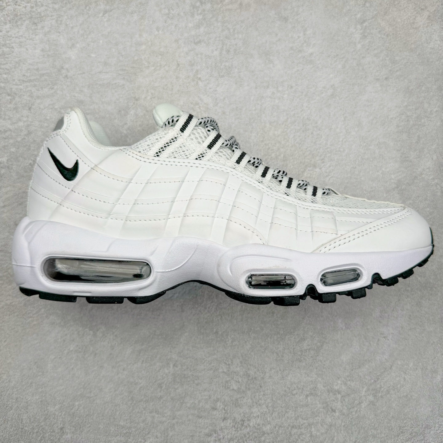 图片[2]-＃MX版 NK Air Max 95 复古减震气垫跑鞋 经典重温 外单专供大厂出品 品质稳定 一百余色 终端操作 鞋款设计灵感源于人体构造 中底设计基于人体的脊柱构造 是整体设计的核心 尼龙孔眼代表了肋骨 而分层式面板和网眼象征着肌肉纤维和肉体组织 Air Max 95采用了两个独立的吹塑成型的Air-Sole单元 并首次在前掌使用可视化气垫设计 Swoosh logo夜当作一个 点符号放在了鞋子的后帮位置 20年的发展让 AIR MAX 95有了不同的故事 20年后再度面向世人的时候 焕然一新的面貌 让人有了另外一种清新脱俗的感觉 尺码：39 40 40.5 41 42 42.5 43 44 44.5 45 46 47.5 48-选品中心