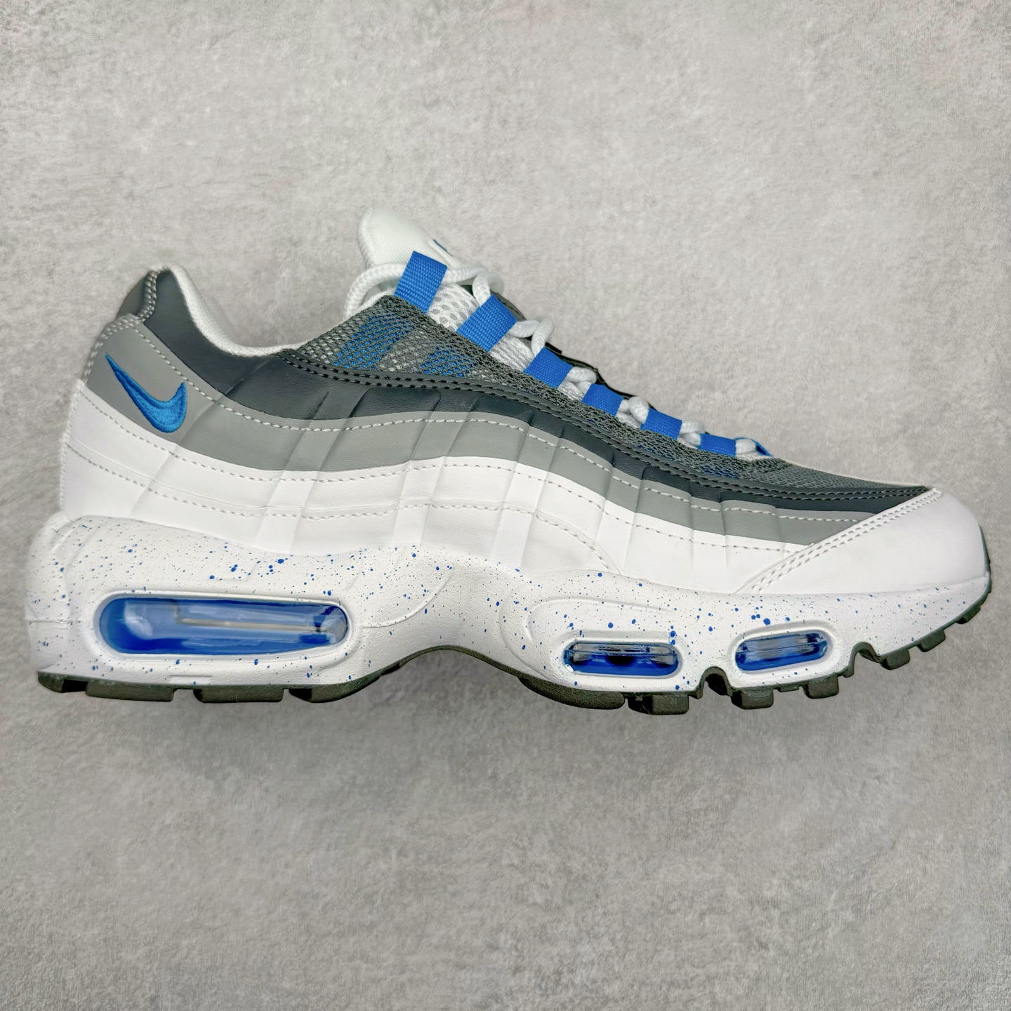 图片[5]-＃MX版 NK Air Max 95 复古减震气垫跑鞋 经典重温 外单专供大厂出品 品质稳定 一百余色 终端操作 鞋款设计灵感源于人体构造 中底设计基于人体的脊柱构造 是整体设计的核心 尼龙孔眼代表了肋骨 而分层式面板和网眼象征着肌肉纤维和肉体组织 Air Max 95采用了两个独立的吹塑成型的Air-Sole单元 并首次在前掌使用可视化气垫设计 Swoosh logo夜当作一个 点符号放在了鞋子的后帮位置 20年的发展让 AIR MAX 95有了不同的故事 20年后再度面向世人的时候 焕然一新的面貌 让人有了另外一种清新脱俗的感觉 尺码：39 40 40.5 41 42 42.5 43 44 44.5 45 46 47.5 48-选品中心