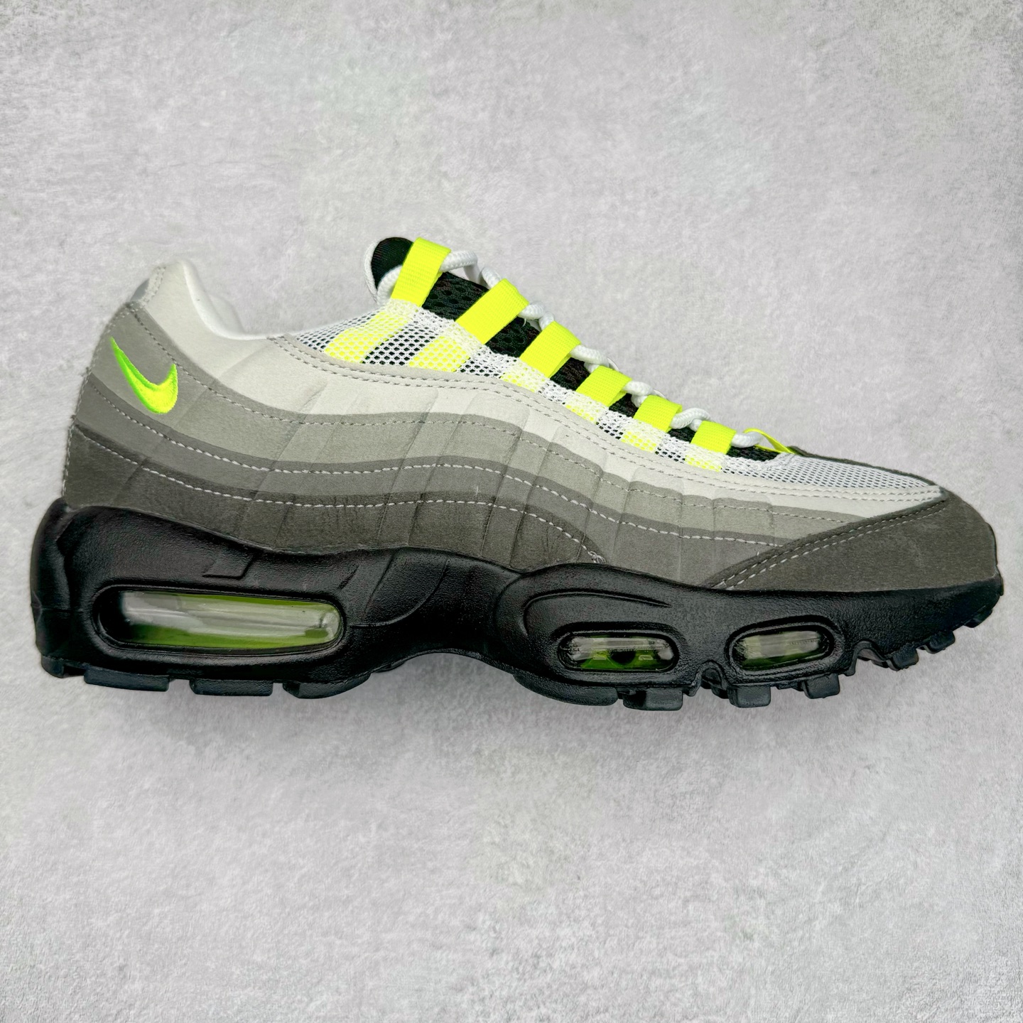 图片[6]-＃MX版 NK Air Max 95 复古减震气垫跑鞋 经典重温 外单专供大厂出品 品质稳定 一百余色 终端操作 鞋款设计灵感源于人体构造 中底设计基于人体的脊柱构造 是整体设计的核心 尼龙孔眼代表了肋骨 而分层式面板和网眼象征着肌肉纤维和肉体组织 Air Max 95采用了两个独立的吹塑成型的Air-Sole单元 并首次在前掌使用可视化气垫设计 Swoosh logo夜当作一个 点符号放在了鞋子的后帮位置 20年的发展让 AIR MAX 95有了不同的故事 20年后再度面向世人的时候 焕然一新的面貌 让人有了另外一种清新脱俗的感觉 尺码：39 40 40.5 41 42 42.5 43 44 44.5 45 46 47.5 48-选品中心