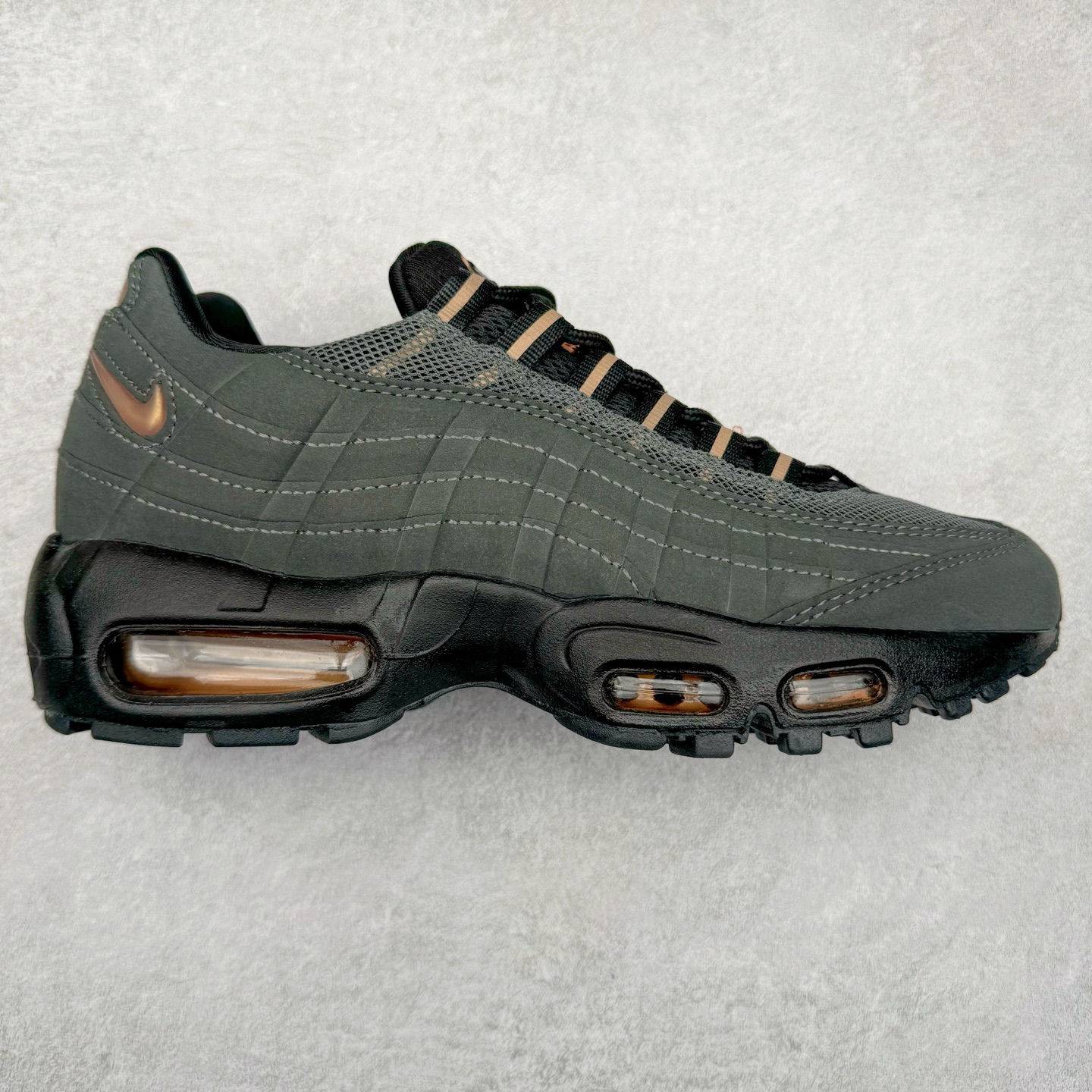 图片[9]-＃MX版 NK Air Max 95 复古减震气垫跑鞋 经典重温 外单专供大厂出品 品质稳定 一百余色 终端操作 鞋款设计灵感源于人体构造 中底设计基于人体的脊柱构造 是整体设计的核心 尼龙孔眼代表了肋骨 而分层式面板和网眼象征着肌肉纤维和肉体组织 Air Max 95采用了两个独立的吹塑成型的Air-Sole单元 并首次在前掌使用可视化气垫设计 Swoosh logo夜当作一个 点符号放在了鞋子的后帮位置 20年的发展让 AIR MAX 95有了不同的故事 20年后再度面向世人的时候 焕然一新的面貌 让人有了另外一种清新脱俗的感觉 尺码：39 40 40.5 41 42 42.5 43 44 44.5 45 46 47.5 48-选品中心
