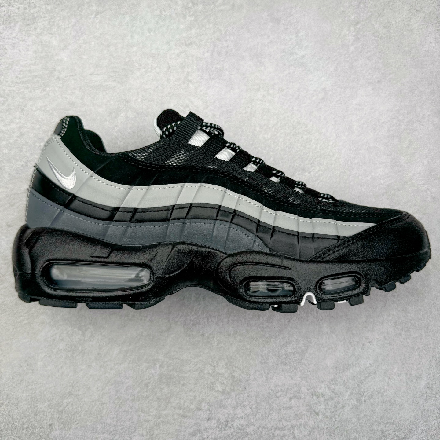 图片[4]-＃MX版 NK Air Max 95 复古减震气垫跑鞋 经典重温 外单专供大厂出品 品质稳定 一百余色 终端操作 鞋款设计灵感源于人体构造 中底设计基于人体的脊柱构造 是整体设计的核心 尼龙孔眼代表了肋骨 而分层式面板和网眼象征着肌肉纤维和肉体组织 Air Max 95采用了两个独立的吹塑成型的Air-Sole单元 并首次在前掌使用可视化气垫设计 Swoosh logo夜当作一个 点符号放在了鞋子的后帮位置 20年的发展让 AIR MAX 95有了不同的故事 20年后再度面向世人的时候 焕然一新的面貌 让人有了另外一种清新脱俗的感觉 尺码：39 40 40.5 41 42 42.5 43 44 44.5 45 46 47.5 48-选品中心