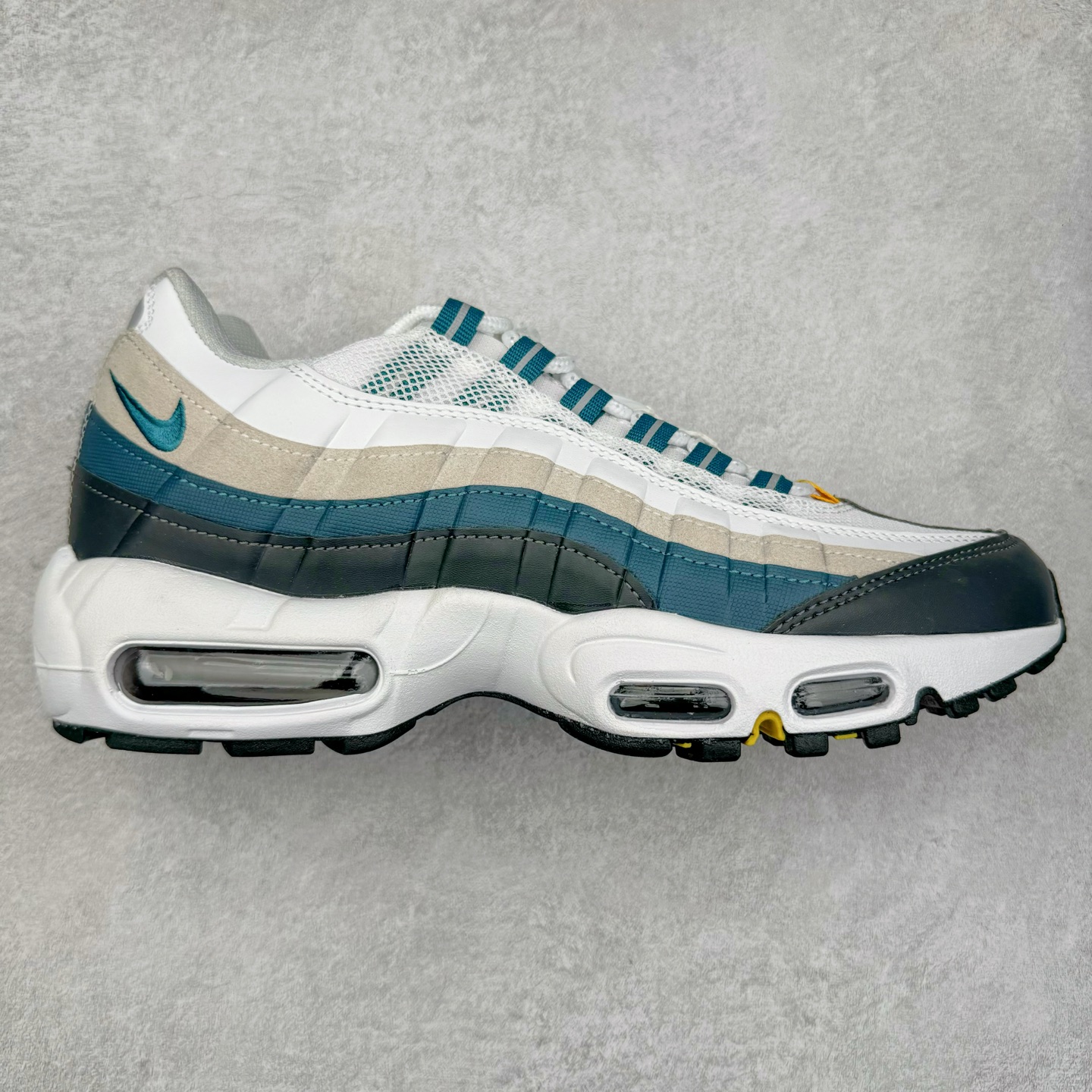 图片[9]-＃MX版 NK Air Max 95 复古减震气垫跑鞋 经典重温 外单专供大厂出品 品质稳定 一百余色 终端操作 鞋款设计灵感源于人体构造 中底设计基于人体的脊柱构造 是整体设计的核心 尼龙孔眼代表了肋骨 而分层式面板和网眼象征着肌肉纤维和肉体组织 Air Max 95采用了两个独立的吹塑成型的Air-Sole单元 并首次在前掌使用可视化气垫设计 Swoosh logo夜当作一个 点符号放在了鞋子的后帮位置 20年的发展让 AIR MAX 95有了不同的故事 20年后再度面向世人的时候 焕然一新的面貌 让人有了另外一种清新脱俗的感觉 尺码：39 40 40.5 41 42 42.5 43 44 44.5 45 46 47.5 48-选品中心