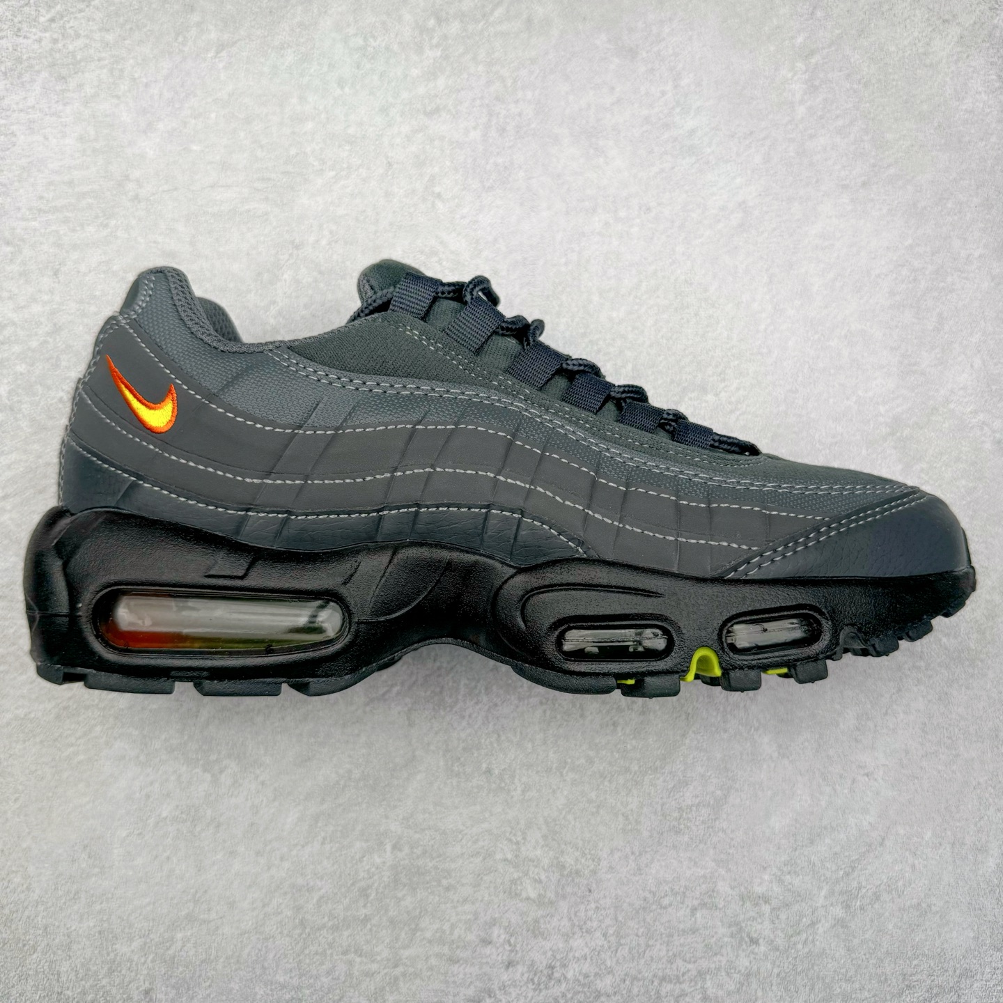 图片[3]-＃MX版 NK Air Max 95 复古减震气垫跑鞋 经典重温 外单专供大厂出品 品质稳定 一百余色 终端操作 鞋款设计灵感源于人体构造 中底设计基于人体的脊柱构造 是整体设计的核心 尼龙孔眼代表了肋骨 而分层式面板和网眼象征着肌肉纤维和肉体组织 Air Max 95采用了两个独立的吹塑成型的Air-Sole单元 并首次在前掌使用可视化气垫设计 Swoosh logo夜当作一个 点符号放在了鞋子的后帮位置 20年的发展让 AIR MAX 95有了不同的故事 20年后再度面向世人的时候 焕然一新的面貌 让人有了另外一种清新脱俗的感觉 尺码：39 40 40.5 41 42 42.5 43 44 44.5 45 46 47.5 48-选品中心