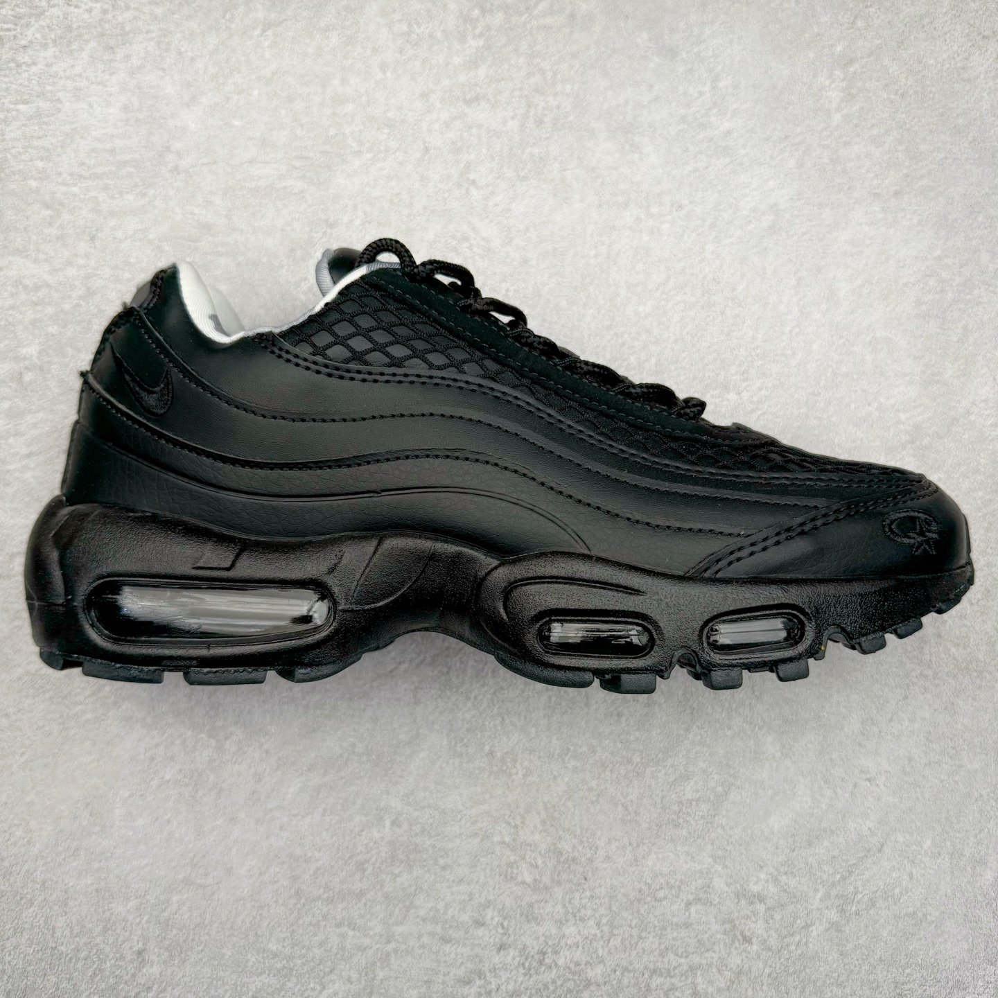 ＃MX版 NK Air Max 95 复古减震气垫跑鞋 经典重温 外单专供大厂出品 品质稳定 一百余色 终端操作 鞋款设计灵感源于人体构造 中底设计基于人体的脊柱构造 是整体设计的核心 尼龙孔眼代表了肋骨 而分层式面板和网眼象征着肌肉纤维和肉体组织 Air Max 95采用了两个独立的吹塑成型的Air-Sole单元 并首次在前掌使用可视化气垫设计 Swoosh logo夜当作一个 点符号放在了鞋子的后帮位置 20年的发展让 AIR MAX 95有了不同的故事 20年后再度面向世人的时候 焕然一新的面貌 让人有了另外一种清新脱俗的感觉 尺码：39 40 40.5 41 42 42.5 43 44 44.5 45 46 47.5 48-选品中心