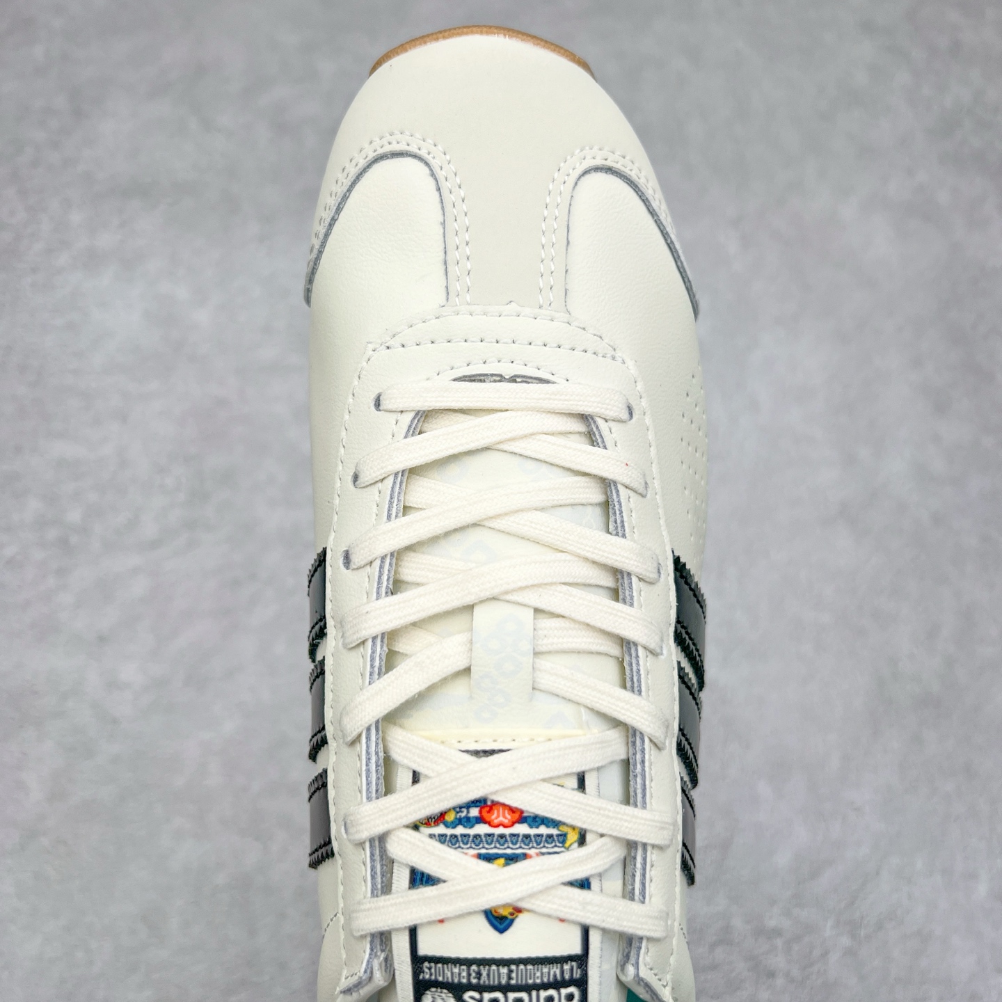 图片[4]-Song for the Mute x AD Originals SFTM-003 联名款复古慢跑鞋 Originals与时装品牌Song for the Mute即将迎来第三个合作系列 这个系列主打的也是怀旧的氛围 采用了Country OG这个诞生于上世纪70年代的鞋款 尼龙和绒面革的梦幻拼接 低调而富有质感 呈现SFTM一贯的面料美学 三款不同风格的配色 亮点十足的斑点鞋带 体现怀旧主义和前卫设计无缝交织 鞋款采用了低帮的造型 方便日常穿着 同时对于外底做了处理 皮革材质和尼龙布材质的组合也更具是时代感 尺码：36 36.5 37 38 38.5 39 40 40.5 41 42 42.5 43 44 44.5 45-选品中心